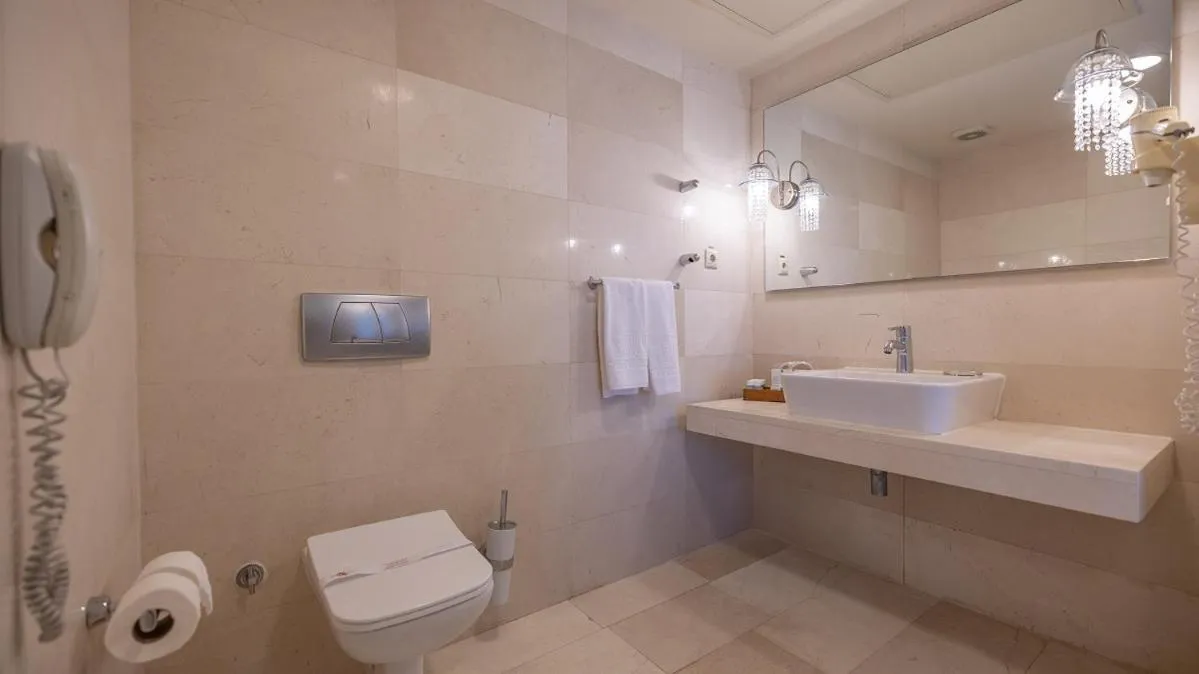 Shower in Sisus Marina Hotel