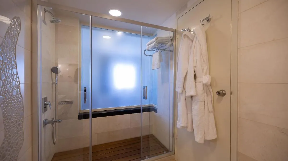 Shower in Sisus Marina Hotel