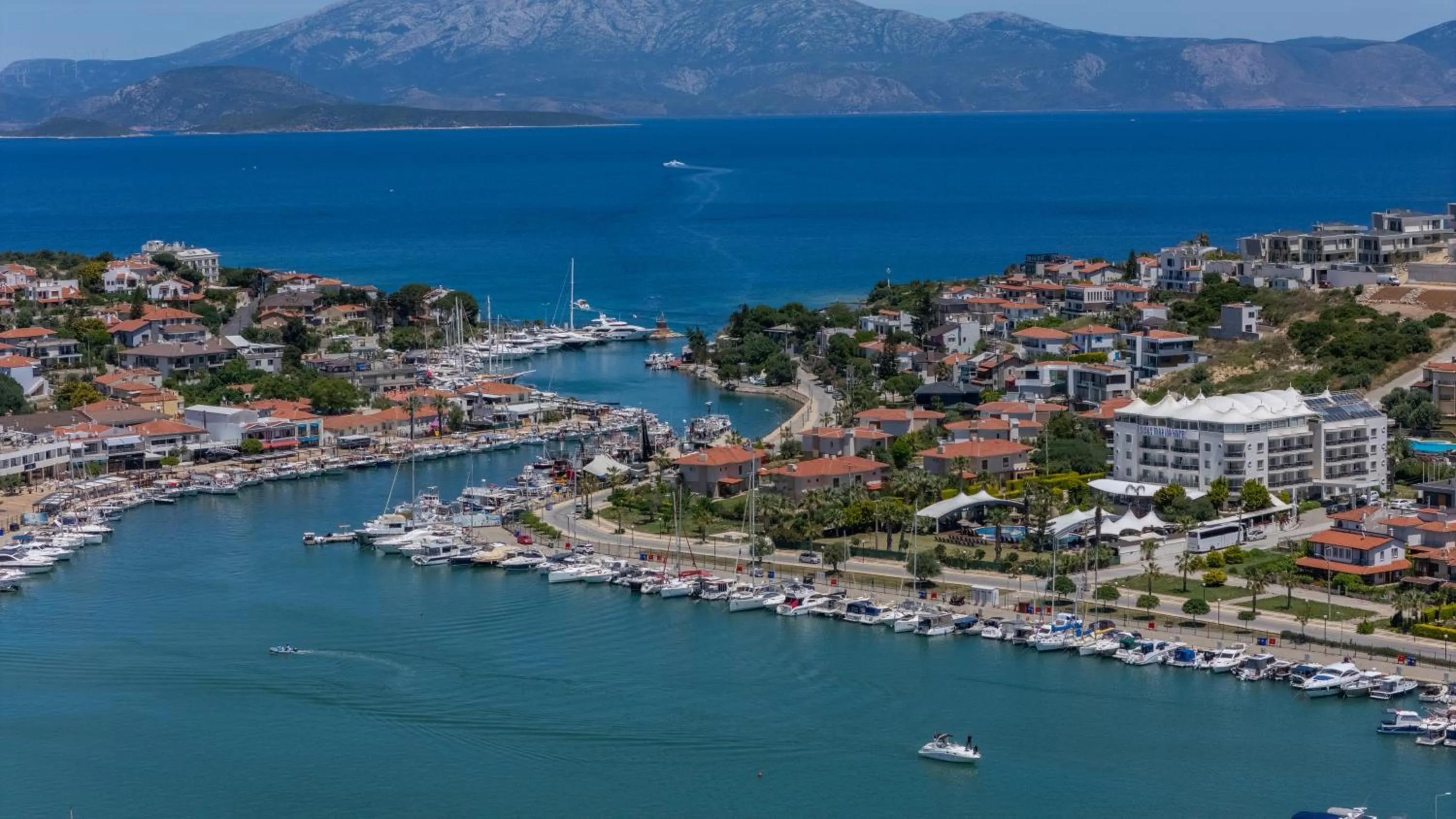 Property building in Sisus Marina Hotel