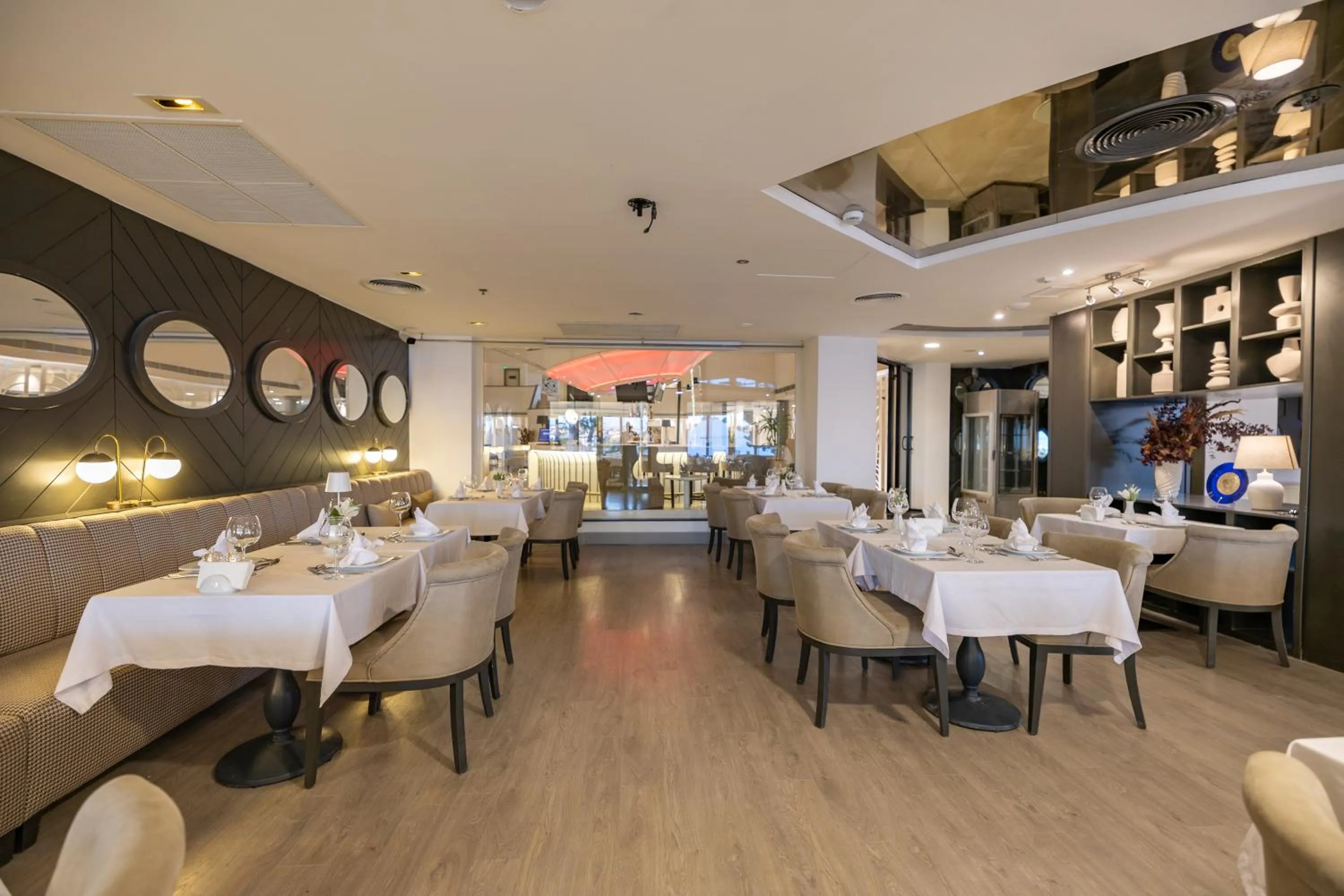 Restaurant/places to eat in Sisus Marina Hotel