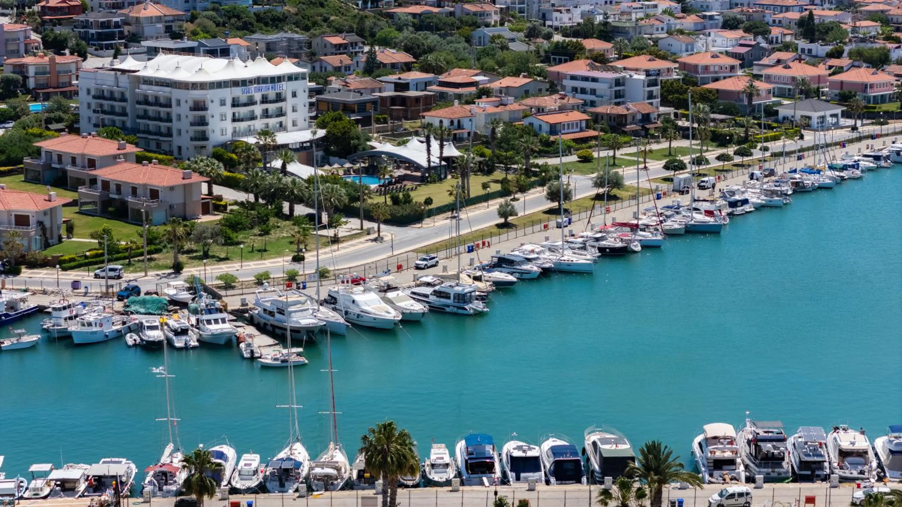 Property building in Sisus Marina Hotel