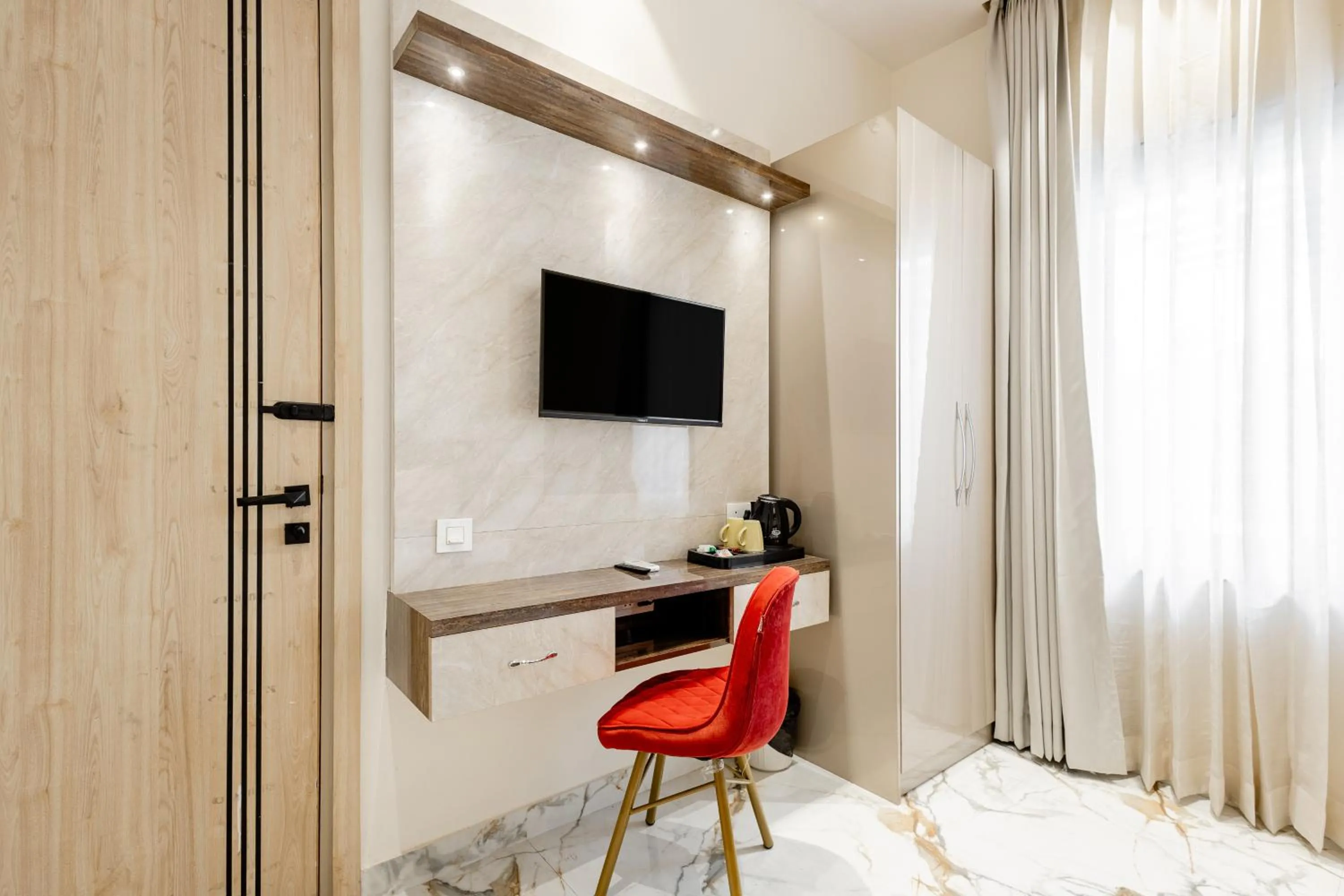 Deluxe King Room - single occupancy in Lime Tree B&B Pari Chowk