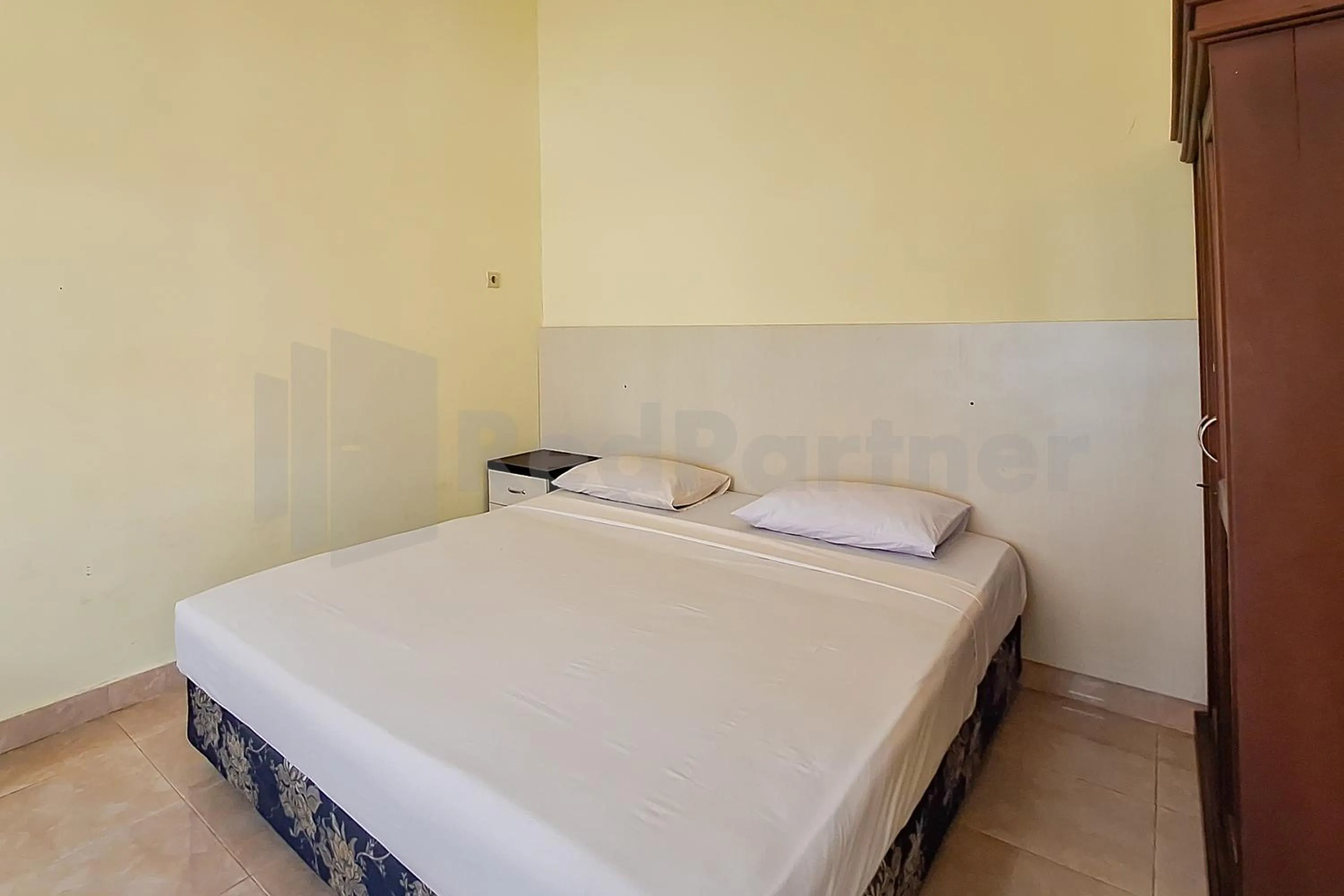 Bedroom, Bed in Aman Guest House Redpartner