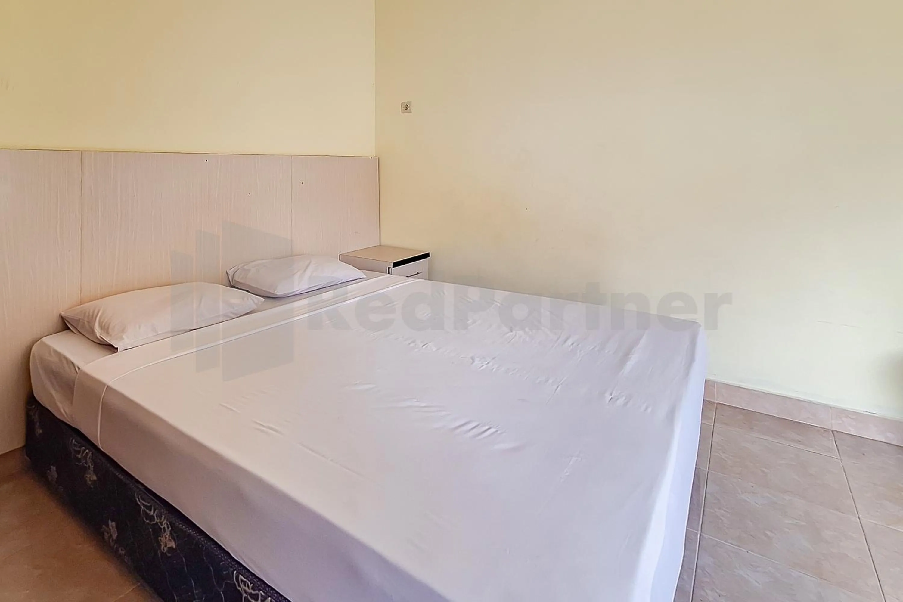 Bedroom, Bed in Aman Guest House Redpartner