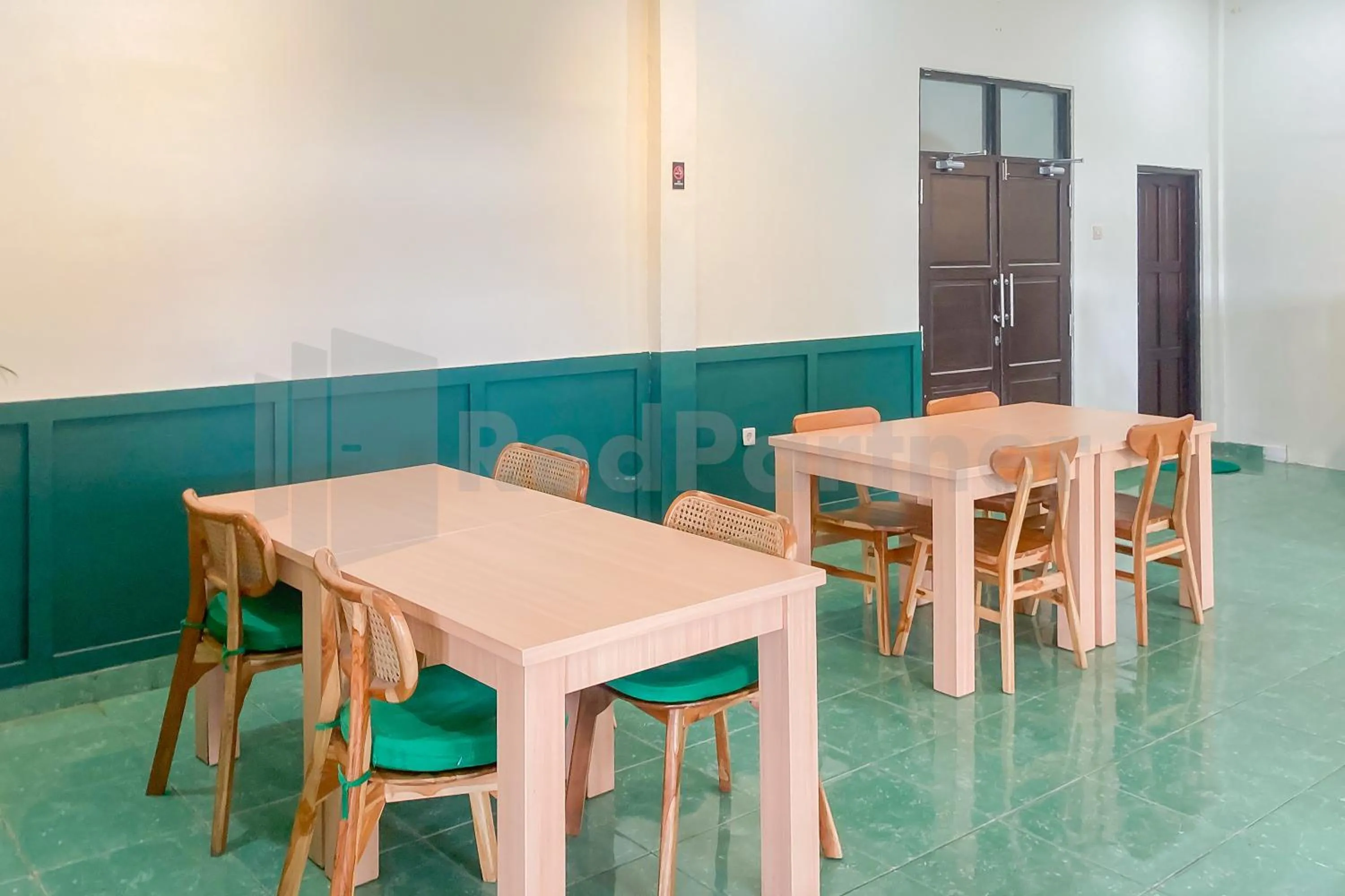 Restaurant/places to eat in Aman Guest House Redpartner