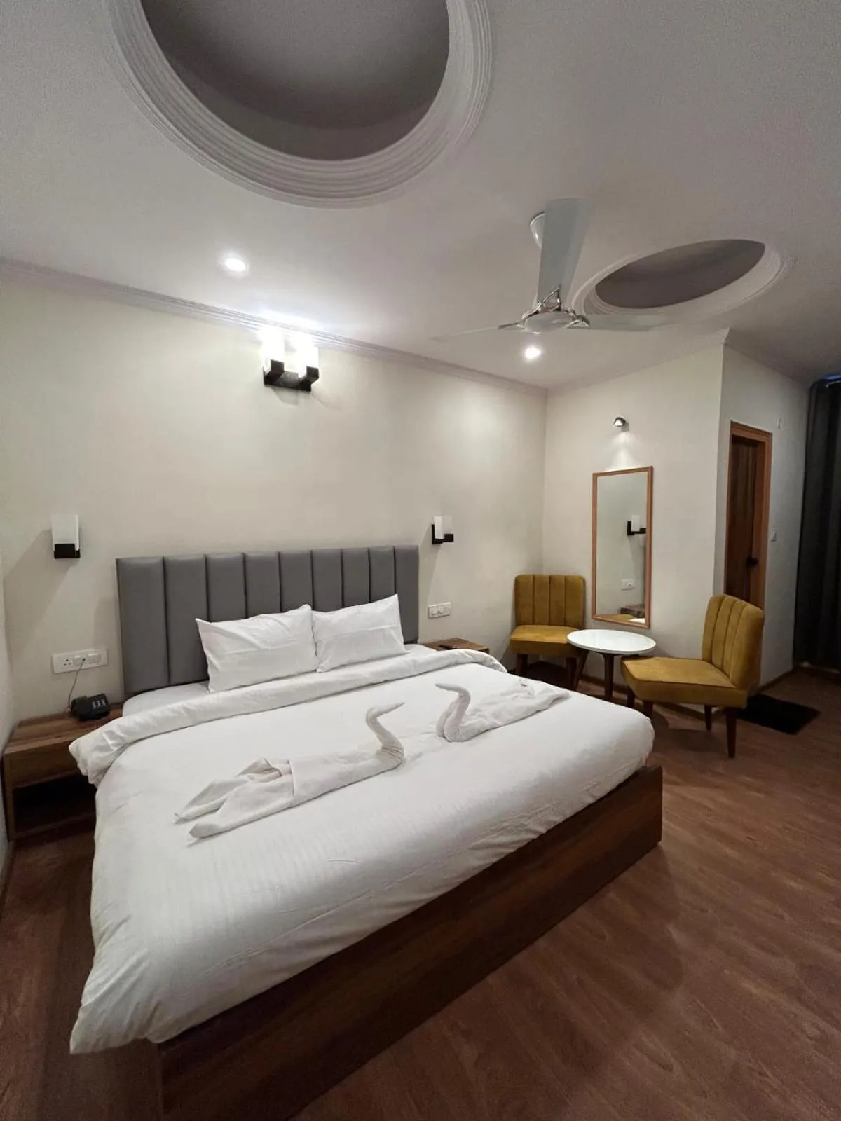 Property building, Bed in Aamod Feather Touch - Nainital