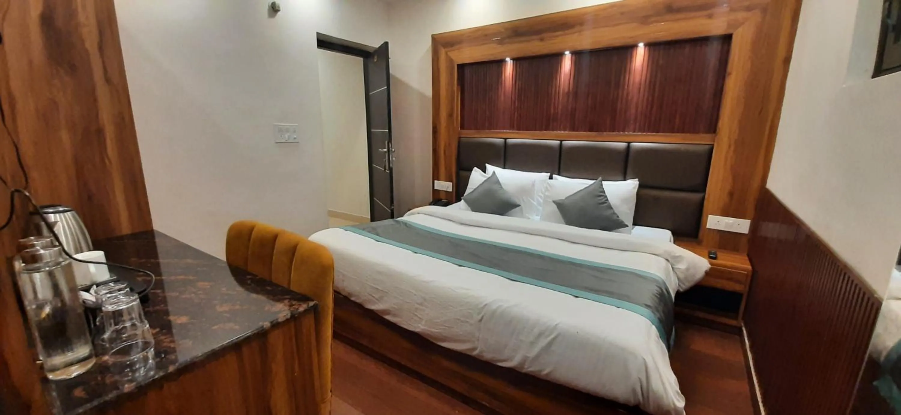 Bedroom, Bed in Aamod Feather Touch - Nainital