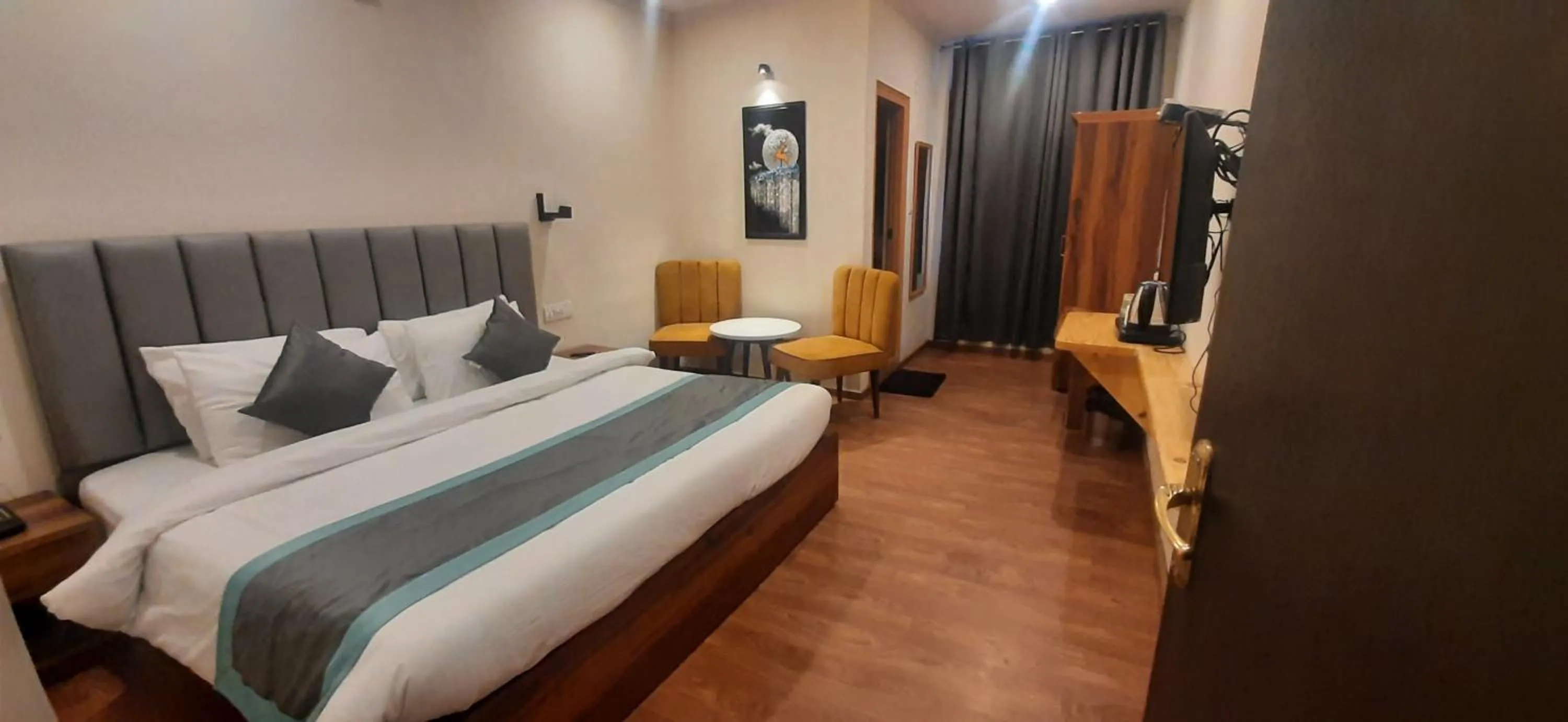 Bedroom, Bed in Aamod Feather Touch - Nainital