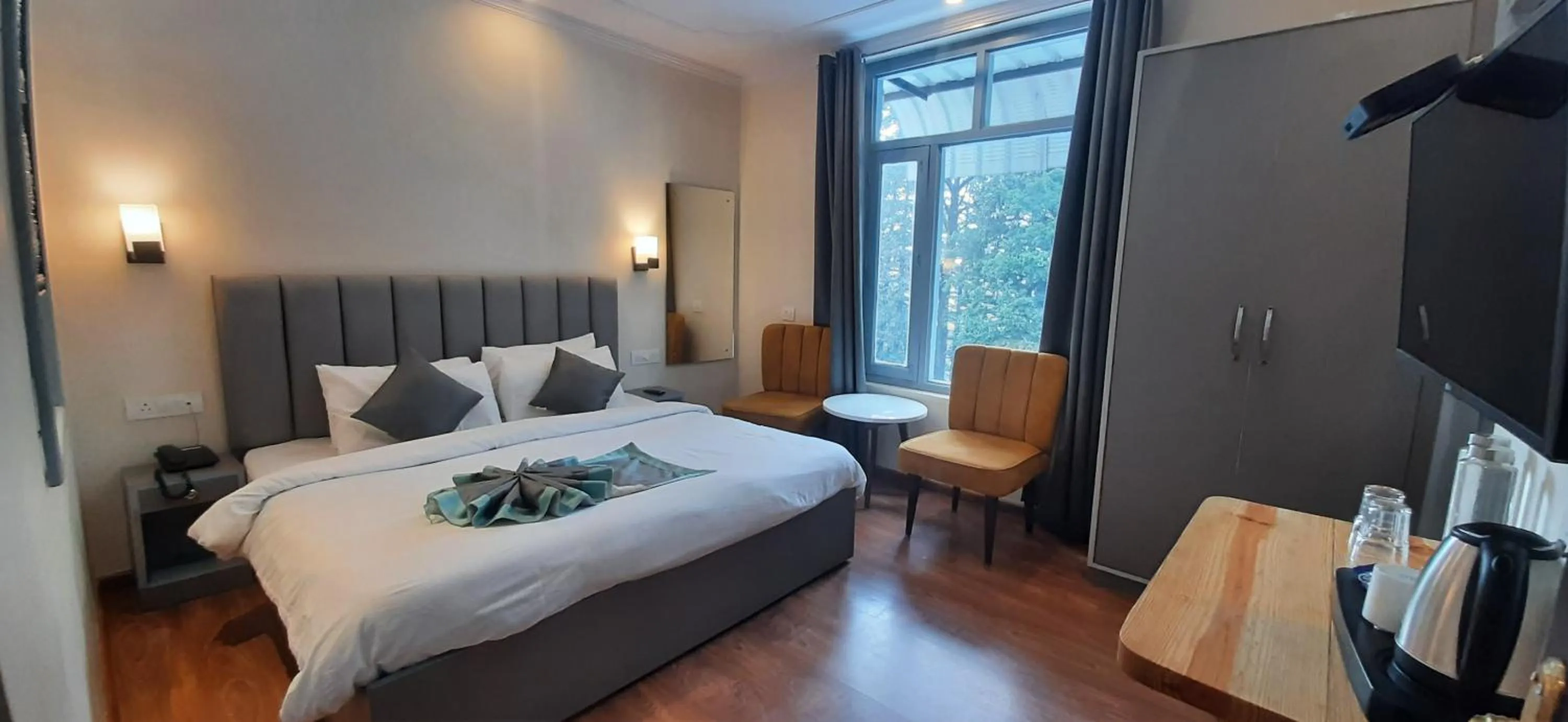 View (from property/room), Bed in Aamod Feather Touch - Nainital