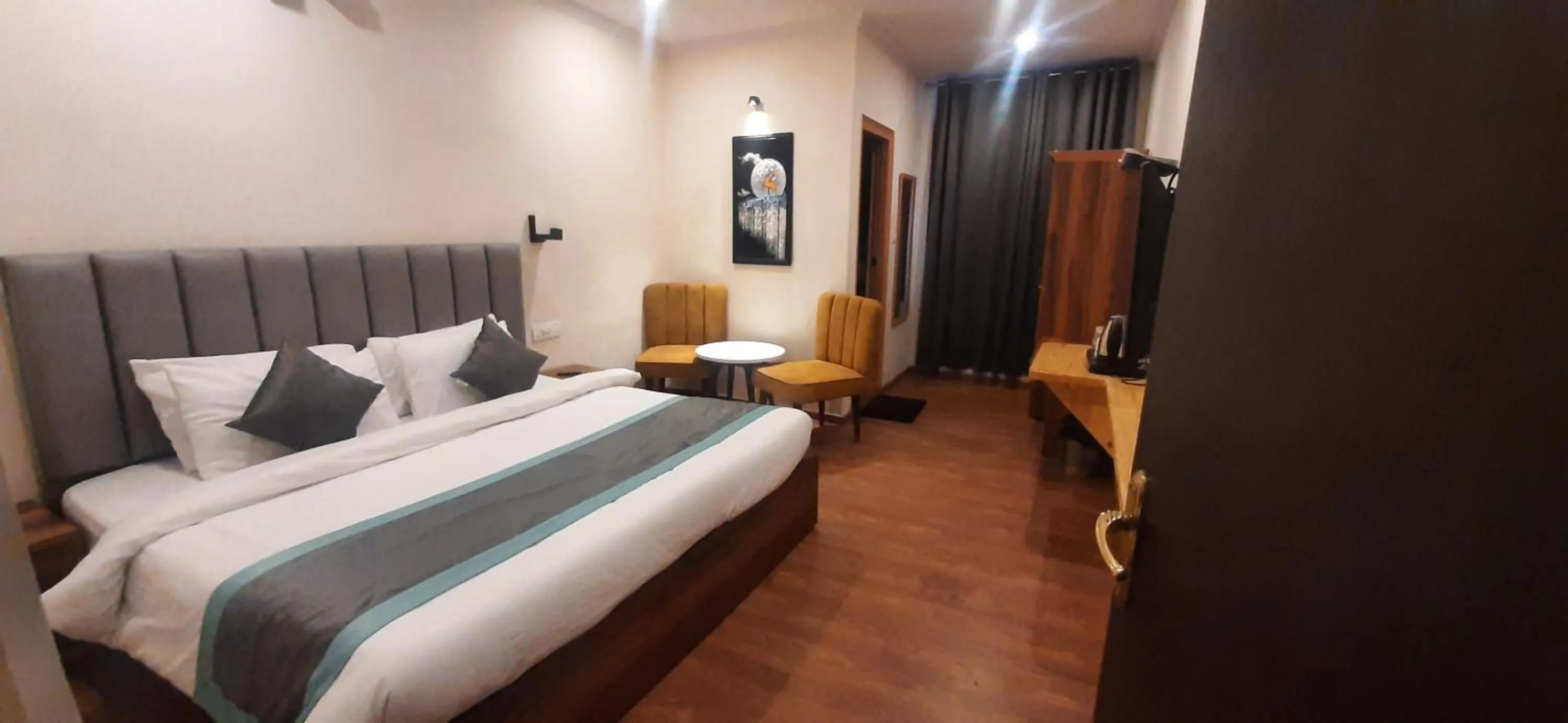 Bedroom, Bed in Aamod Feather Touch - Nainital