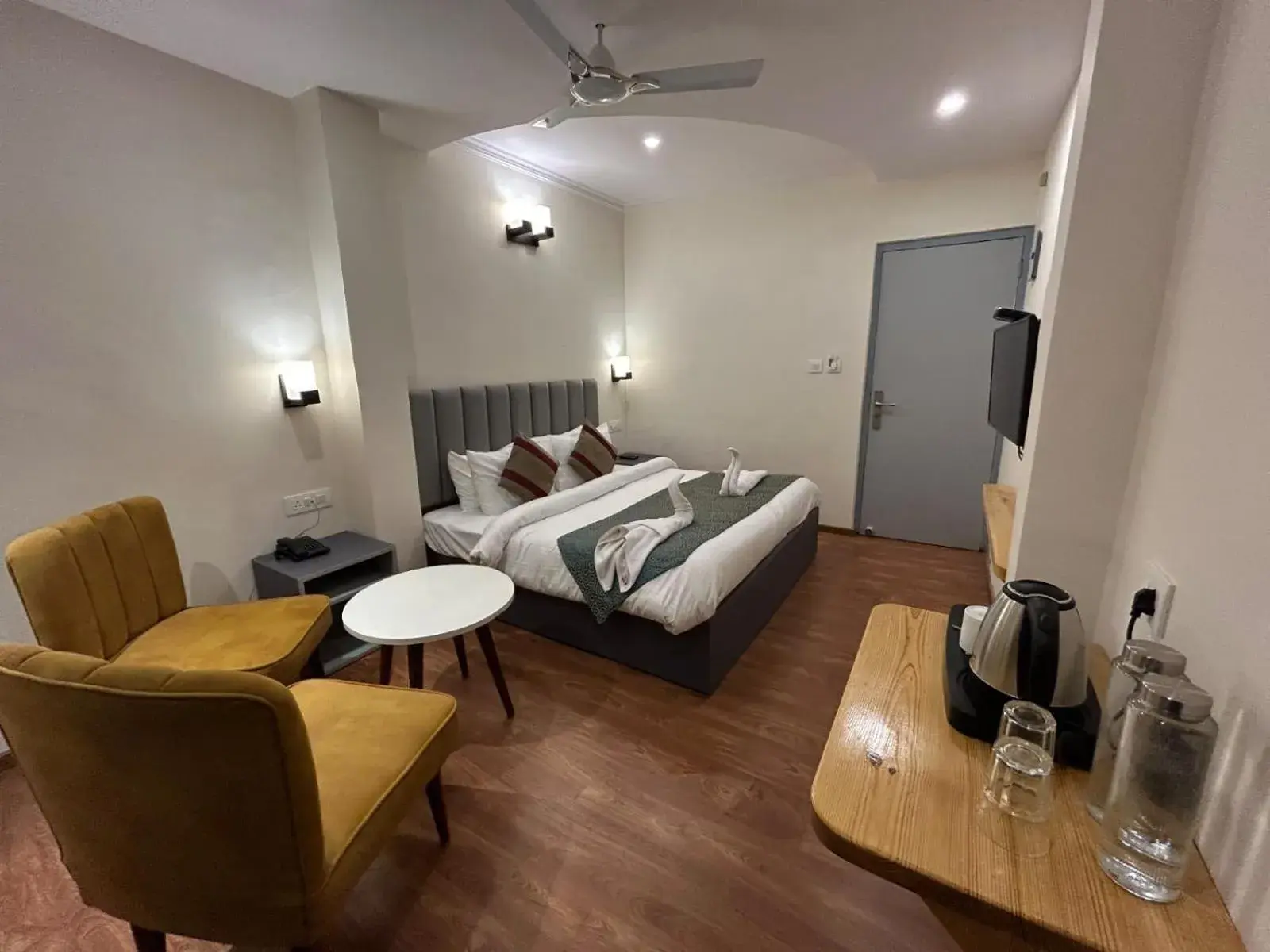 Bedroom, Bed in Aamod Feather Touch - Nainital Bedroom, Bed in Aamod Feather Touch - Nainital