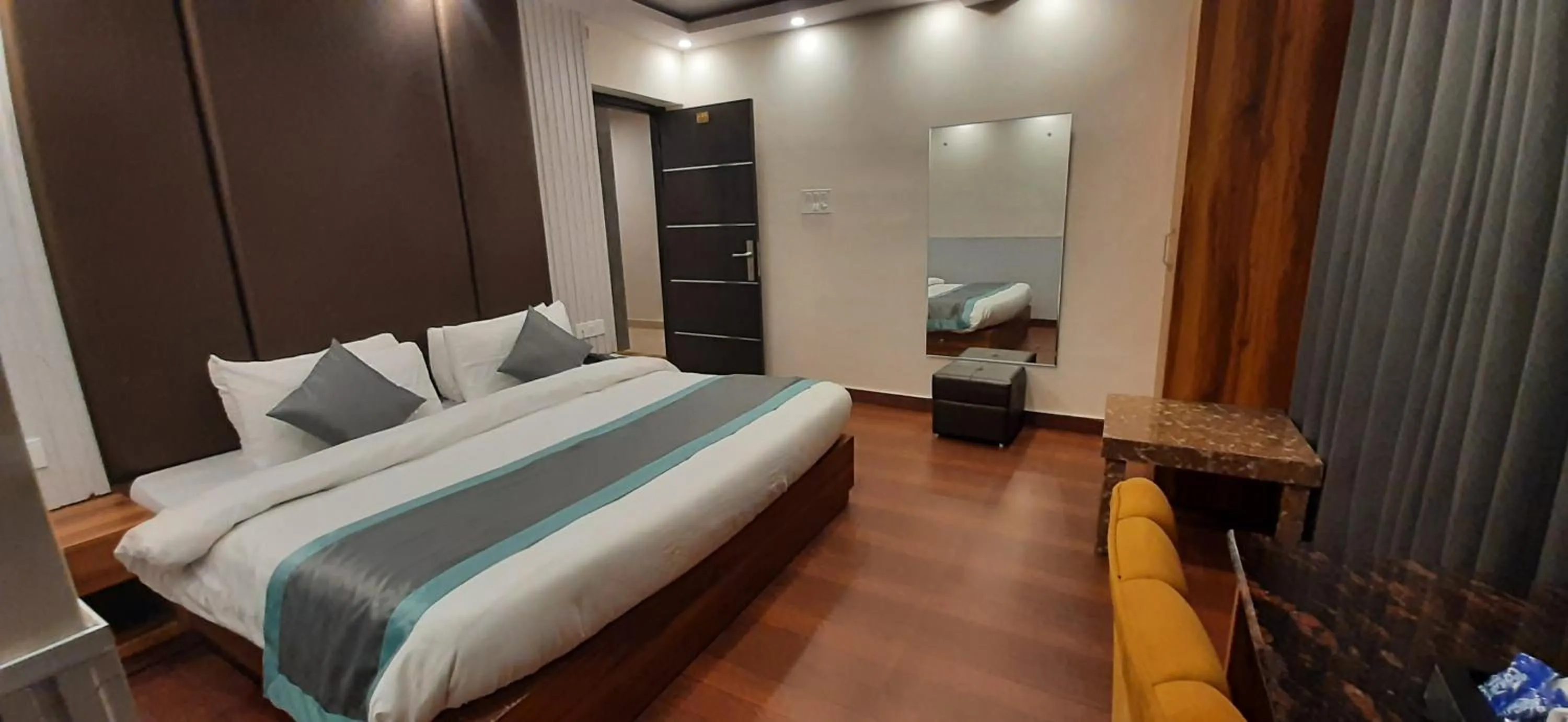 Bedroom, Bed in Aamod Feather Touch - Nainital