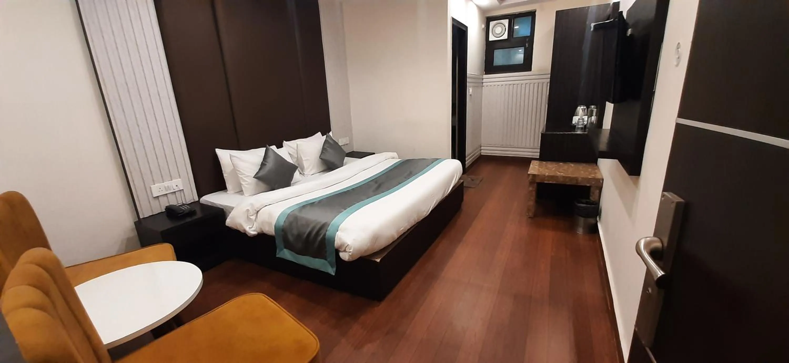 Bedroom, Bed in Aamod Feather Touch - Nainital