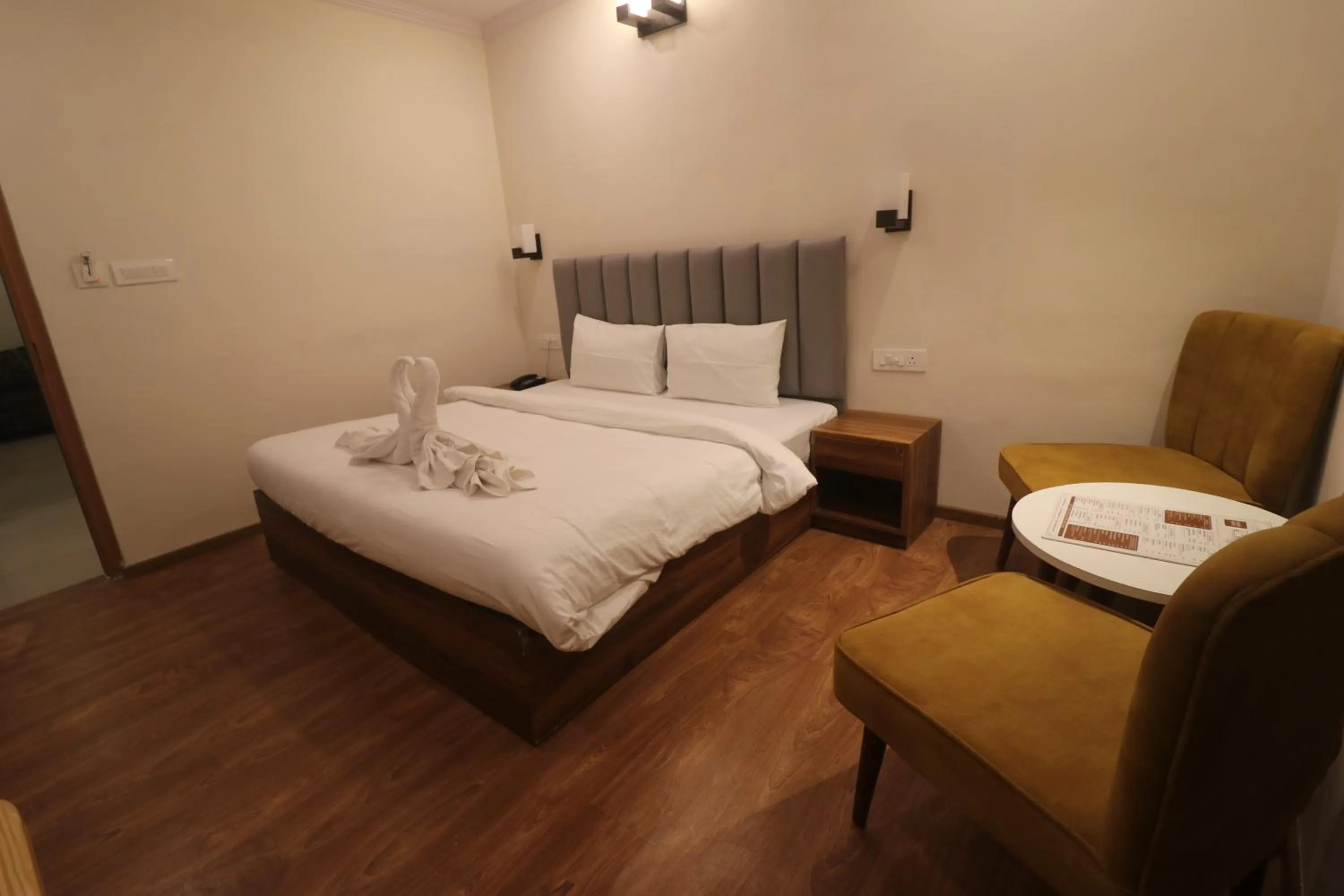 Bedroom, Bed in Aamod Feather Touch - Nainital
