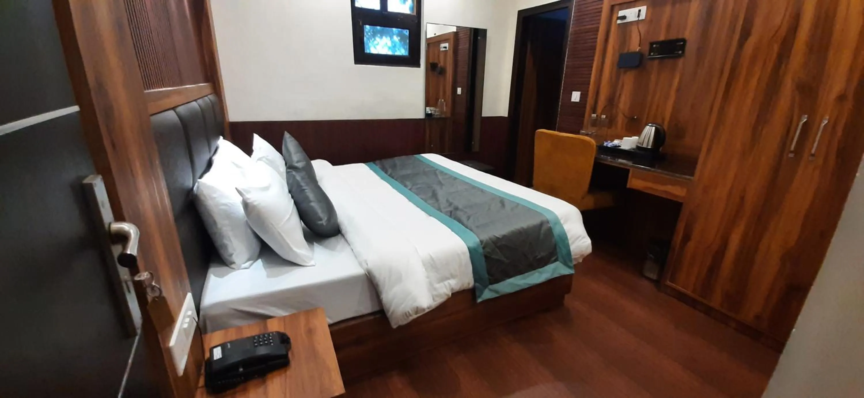 Bedroom, Bed in Aamod Feather Touch - Nainital