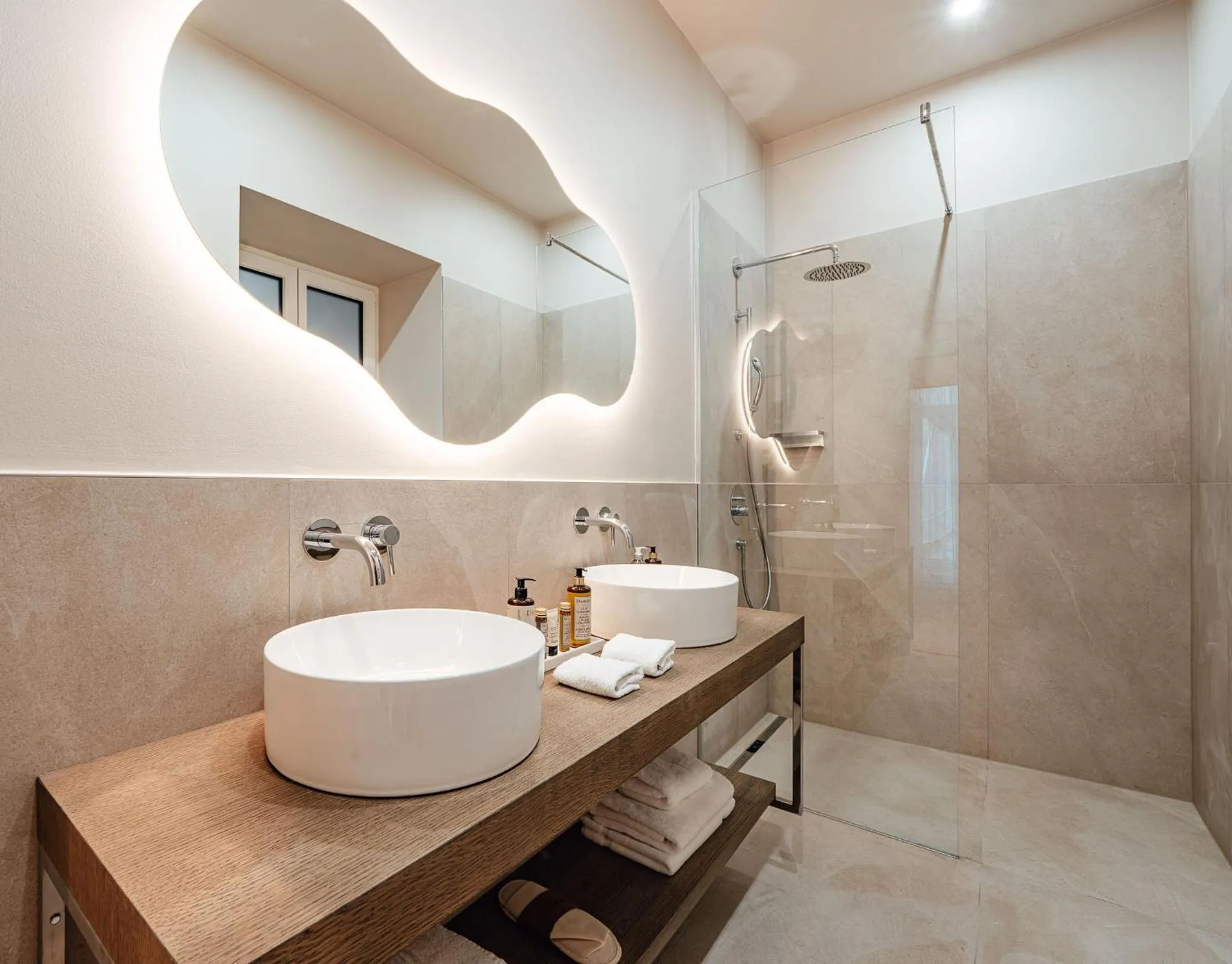 Shower in House of Ble