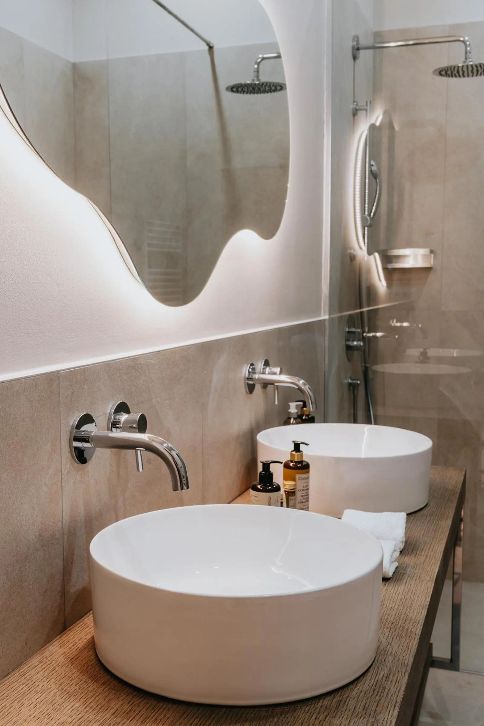 Shower in House of Ble