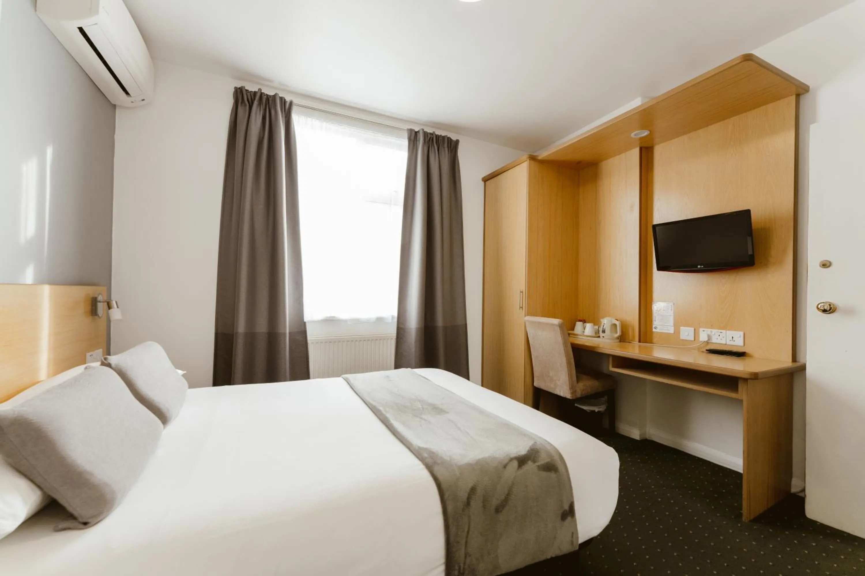 Bedroom, Bed in Star Hotel