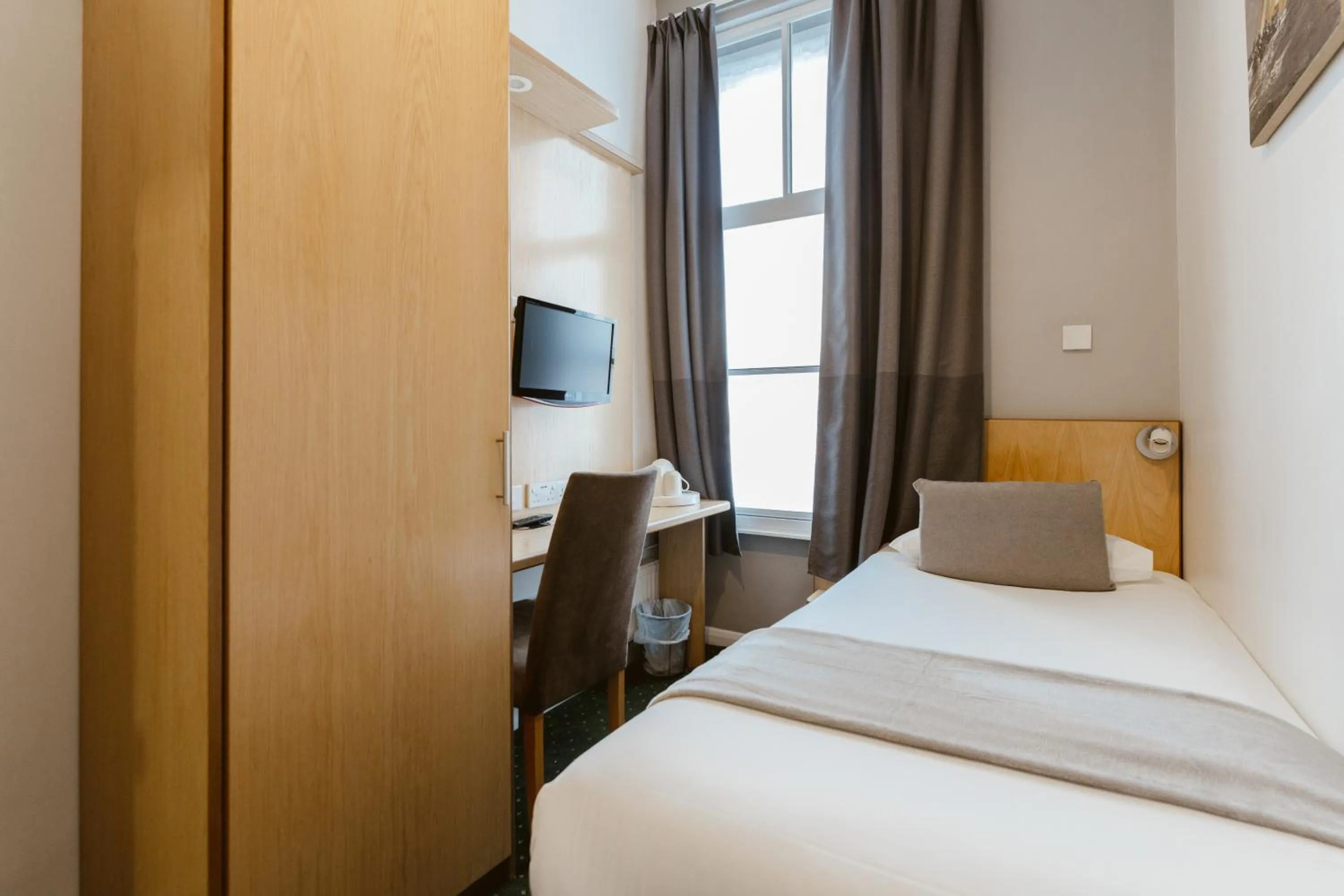 Bedroom, Bed in Star Hotel