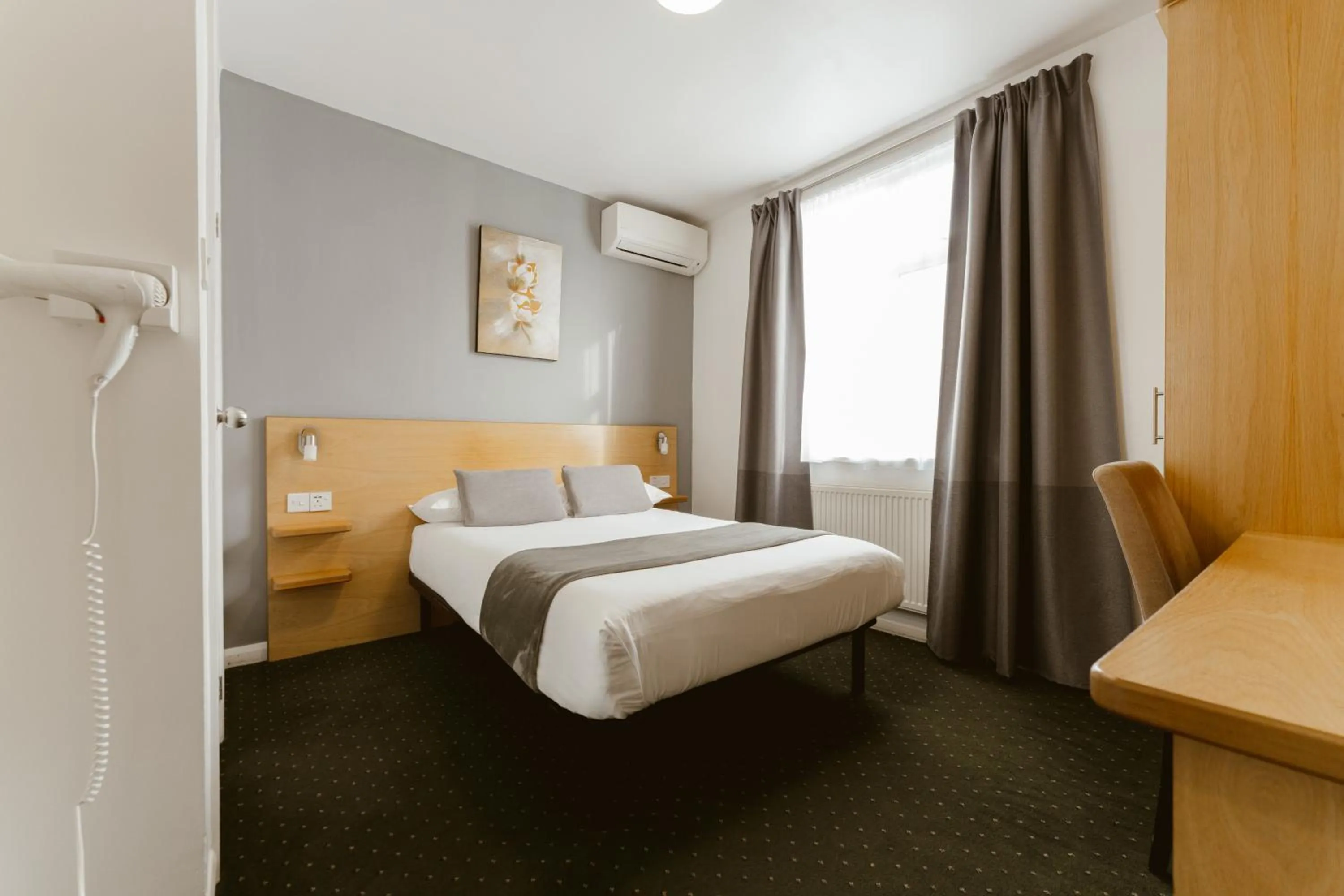 Bedroom, Bed in Star Hotel