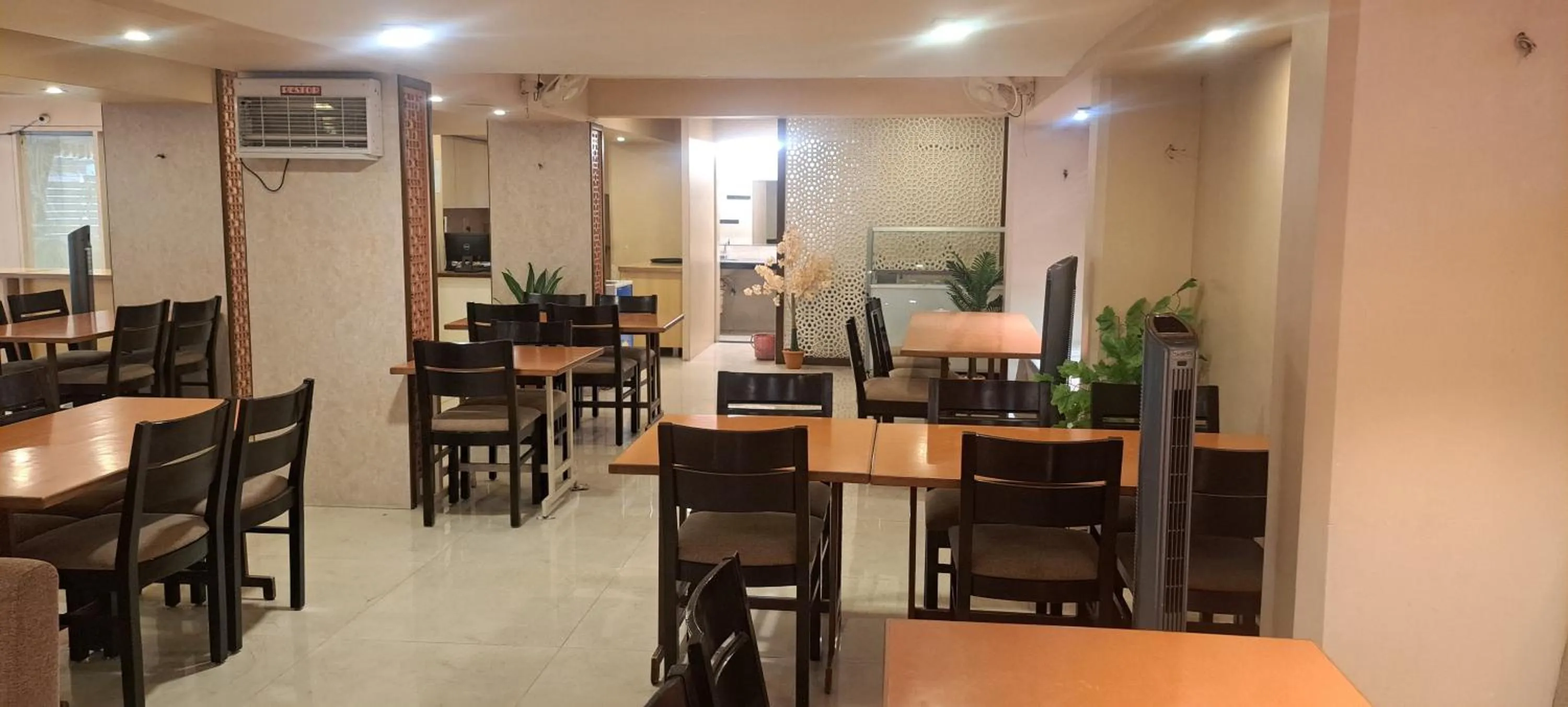 Restaurant/places to eat in Hotel Swaroop
