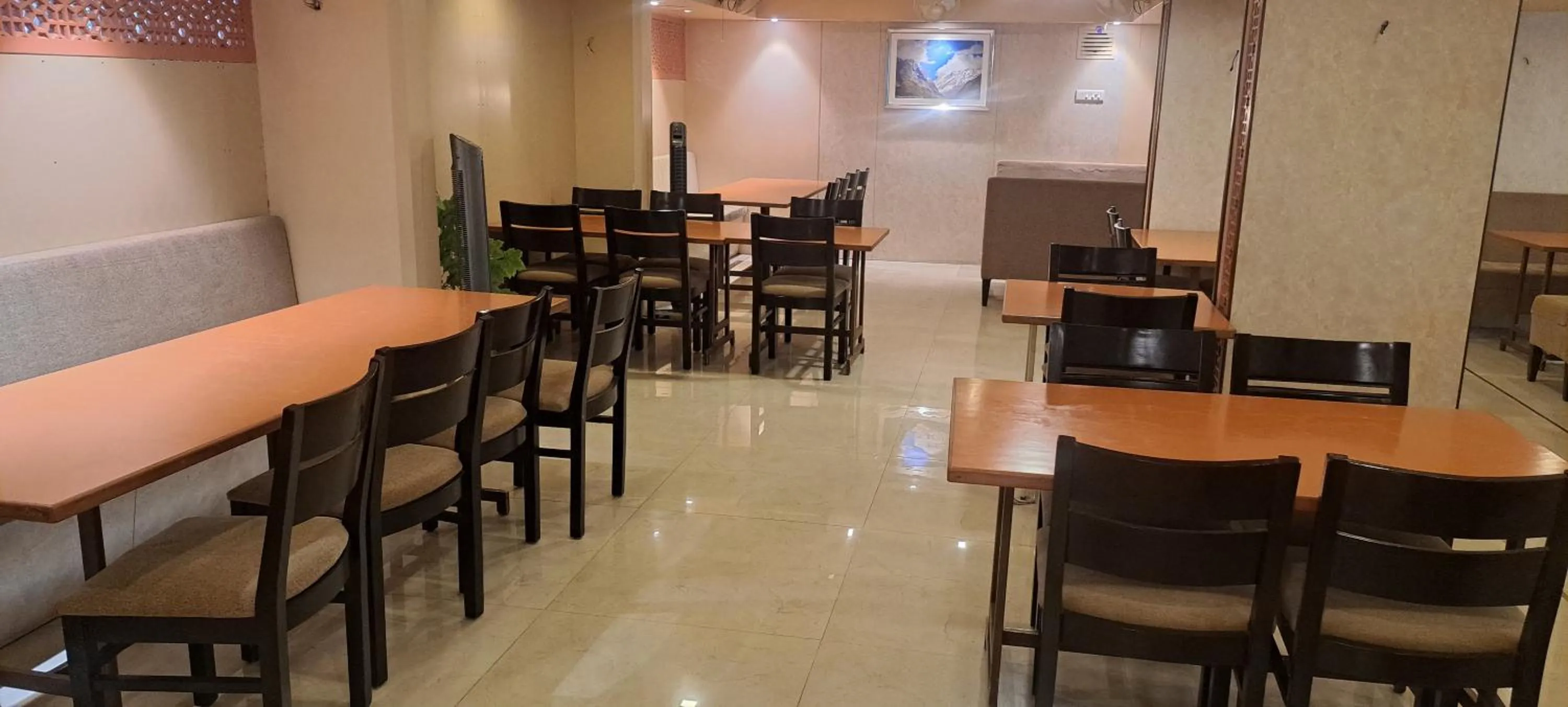 Restaurant/places to eat in Hotel Swaroop