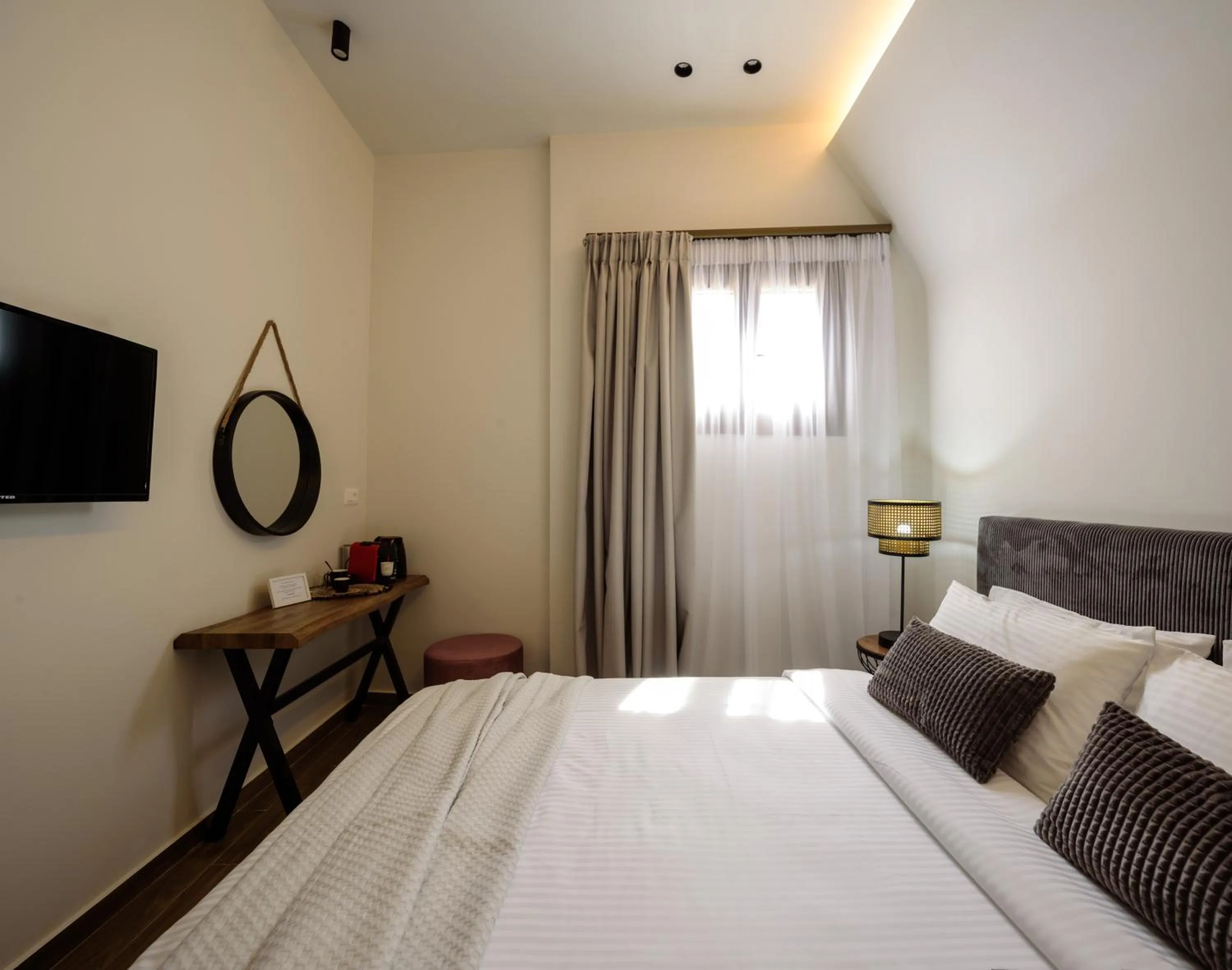 Bed in Arthur Suites in Old Town