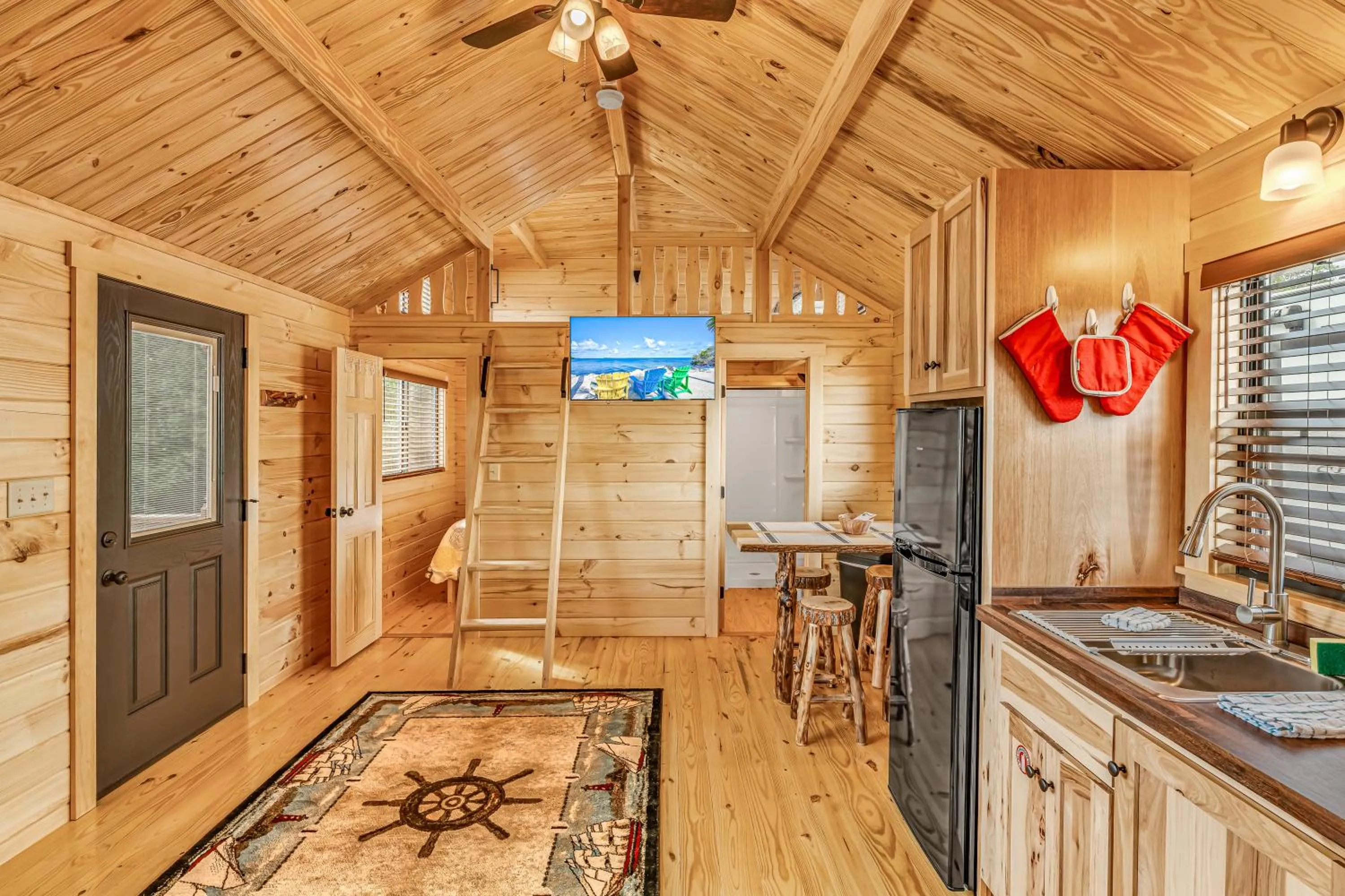 Living room in Good Times Motel and Marina