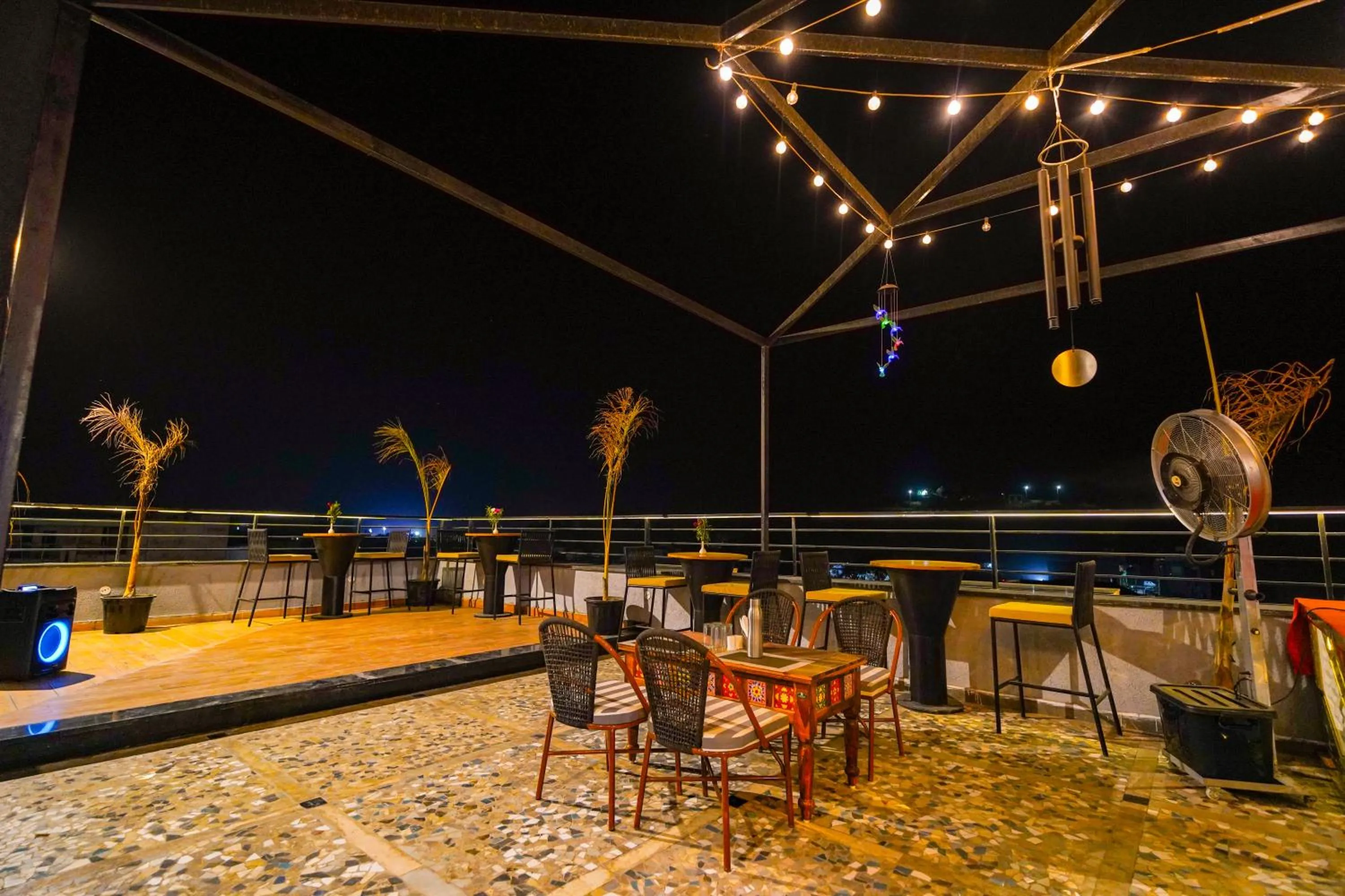 Restaurant/places to eat in Hotel Red Stone