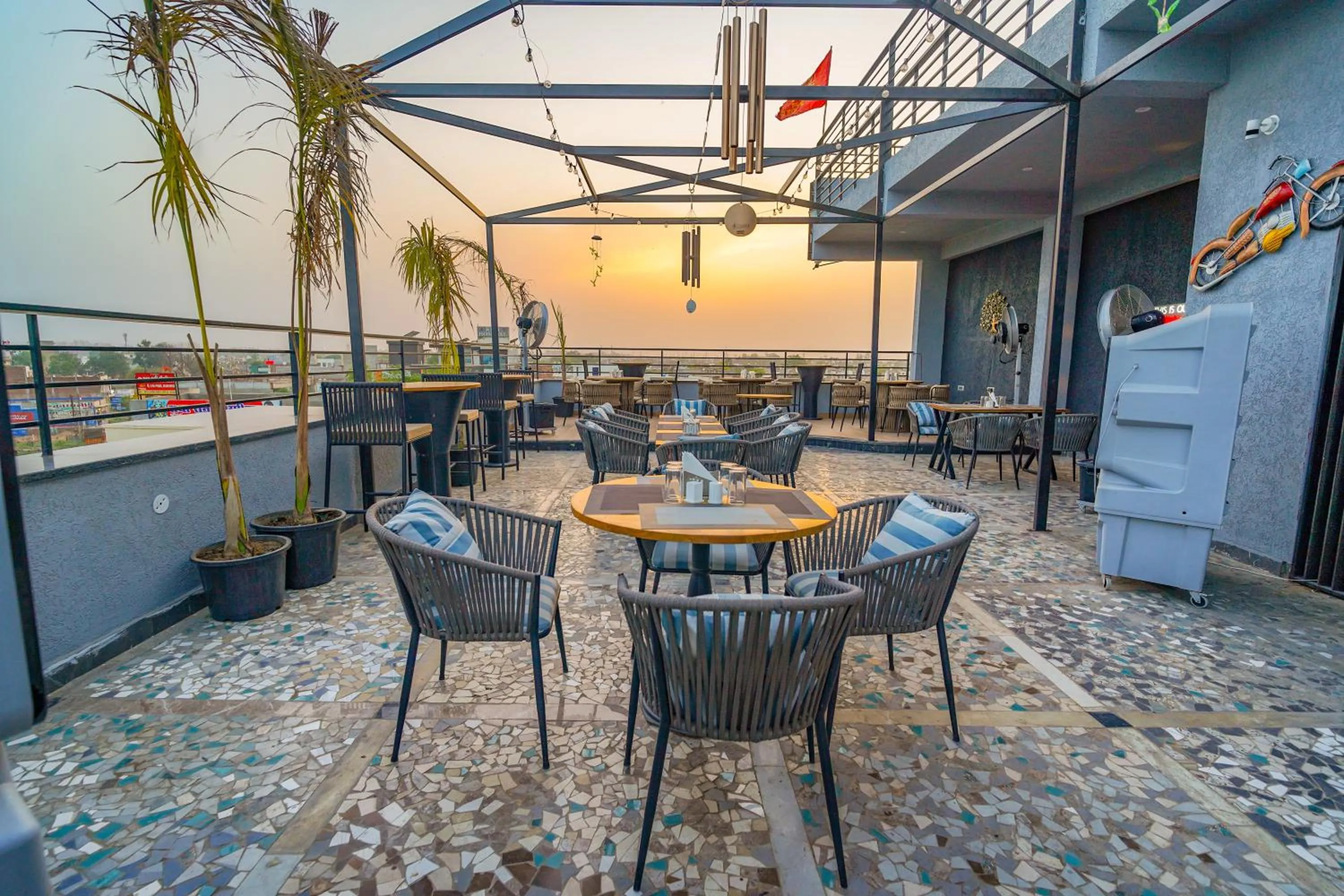 Restaurant/places to eat in Hotel Red Stone