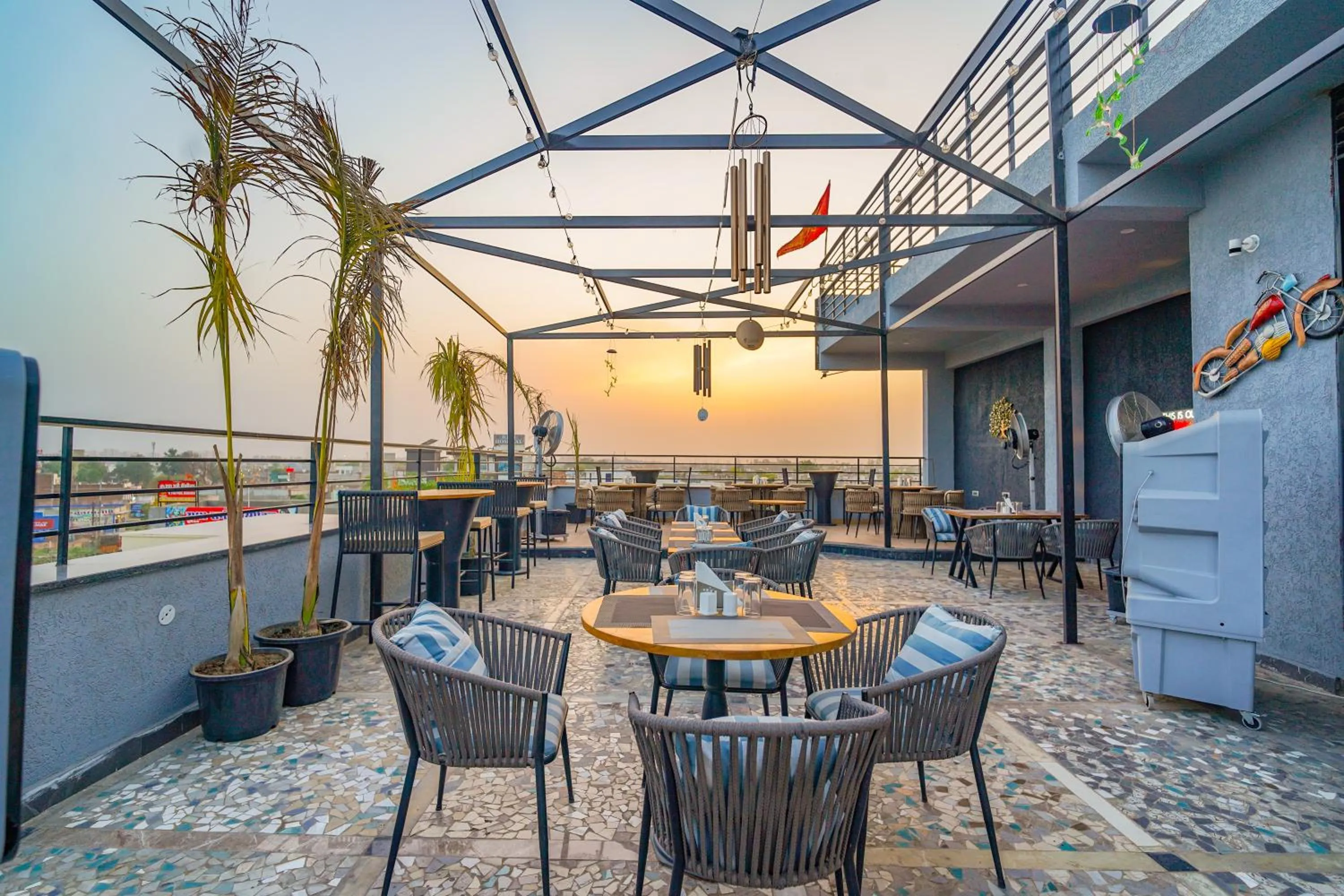 Restaurant/places to eat in Hotel Red Stone