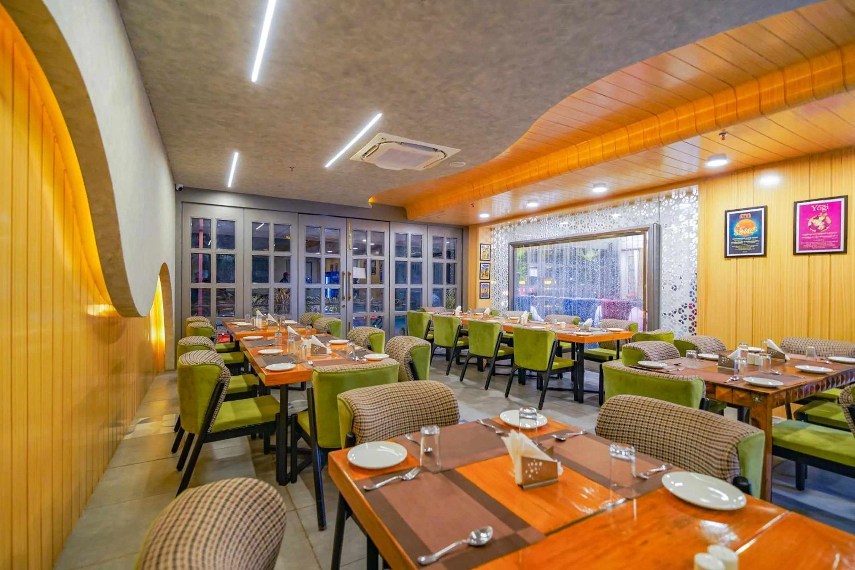 Restaurant/places to eat in Hotel Red Stone