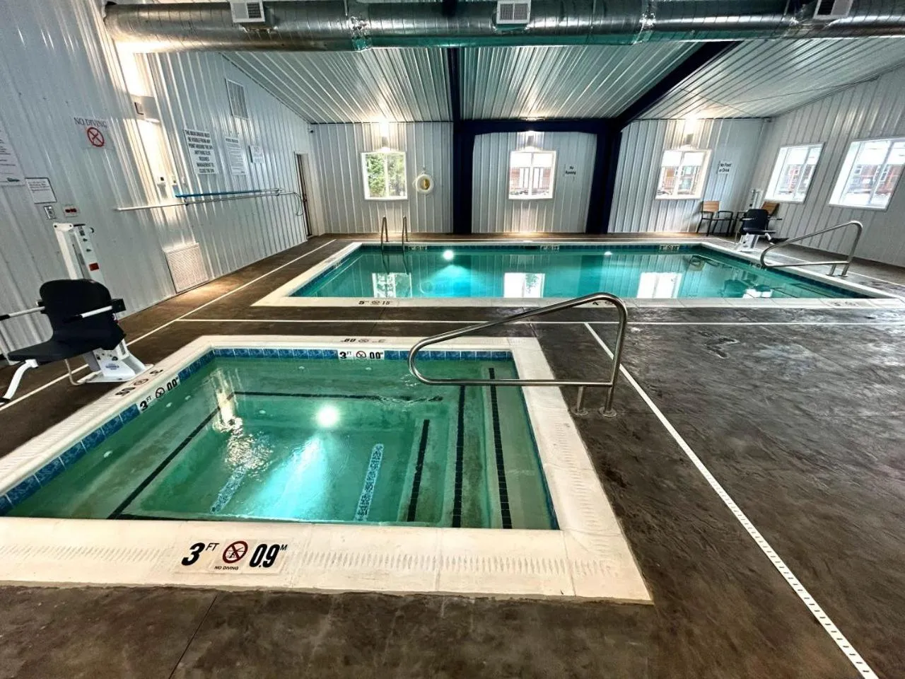 Hot Tub in Riverfront Motel & Cabins