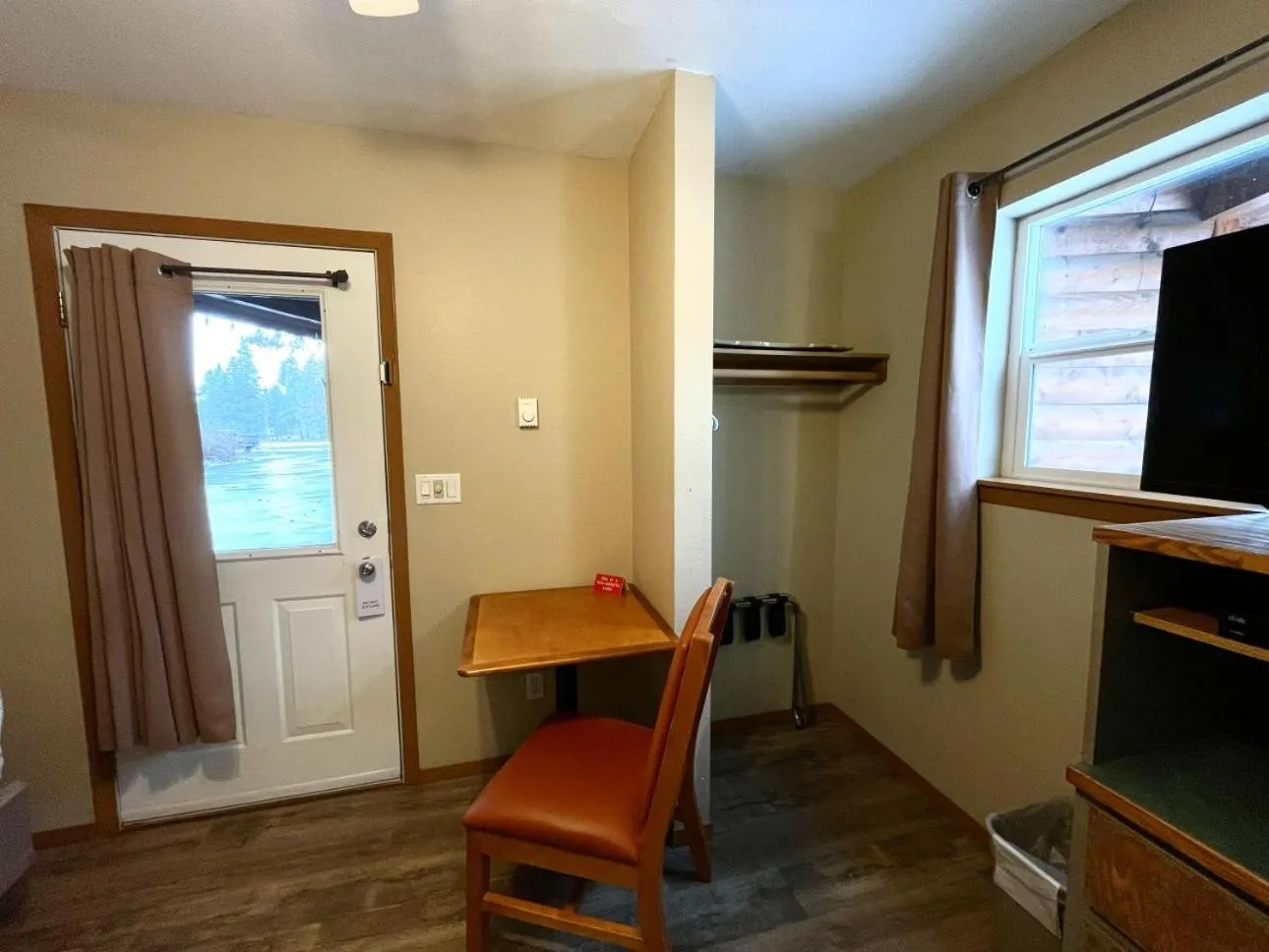 Dining area in Riverfront Motel & Cabins
