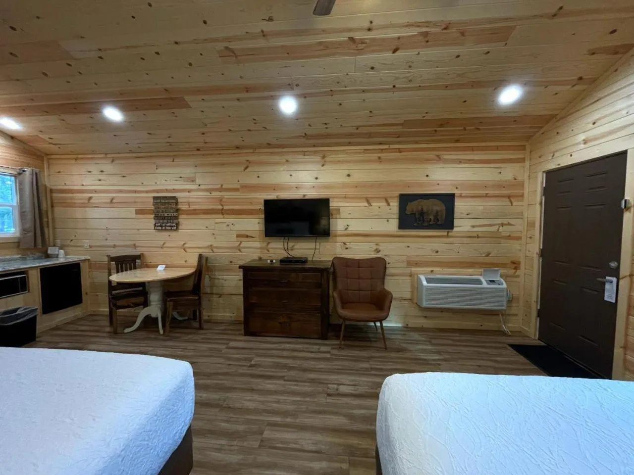 TV and multimedia, Bed in Riverfront Motel & Cabins