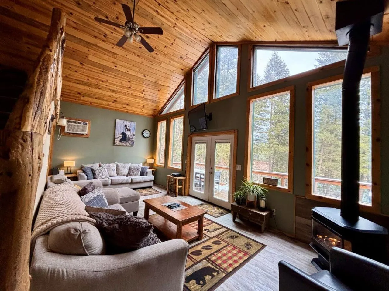 TV and multimedia in Riverfront Motel & Cabins