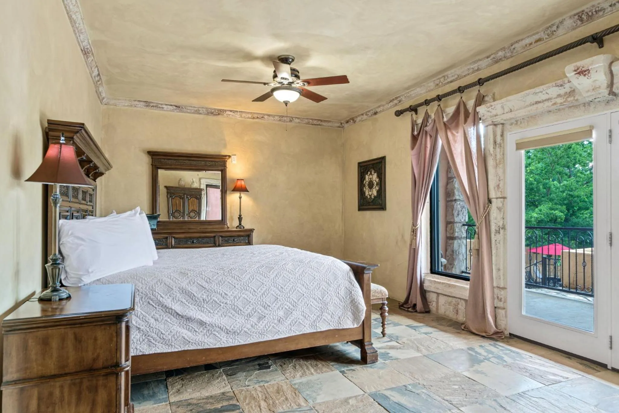 Bed in Blanco Riverside Cottages