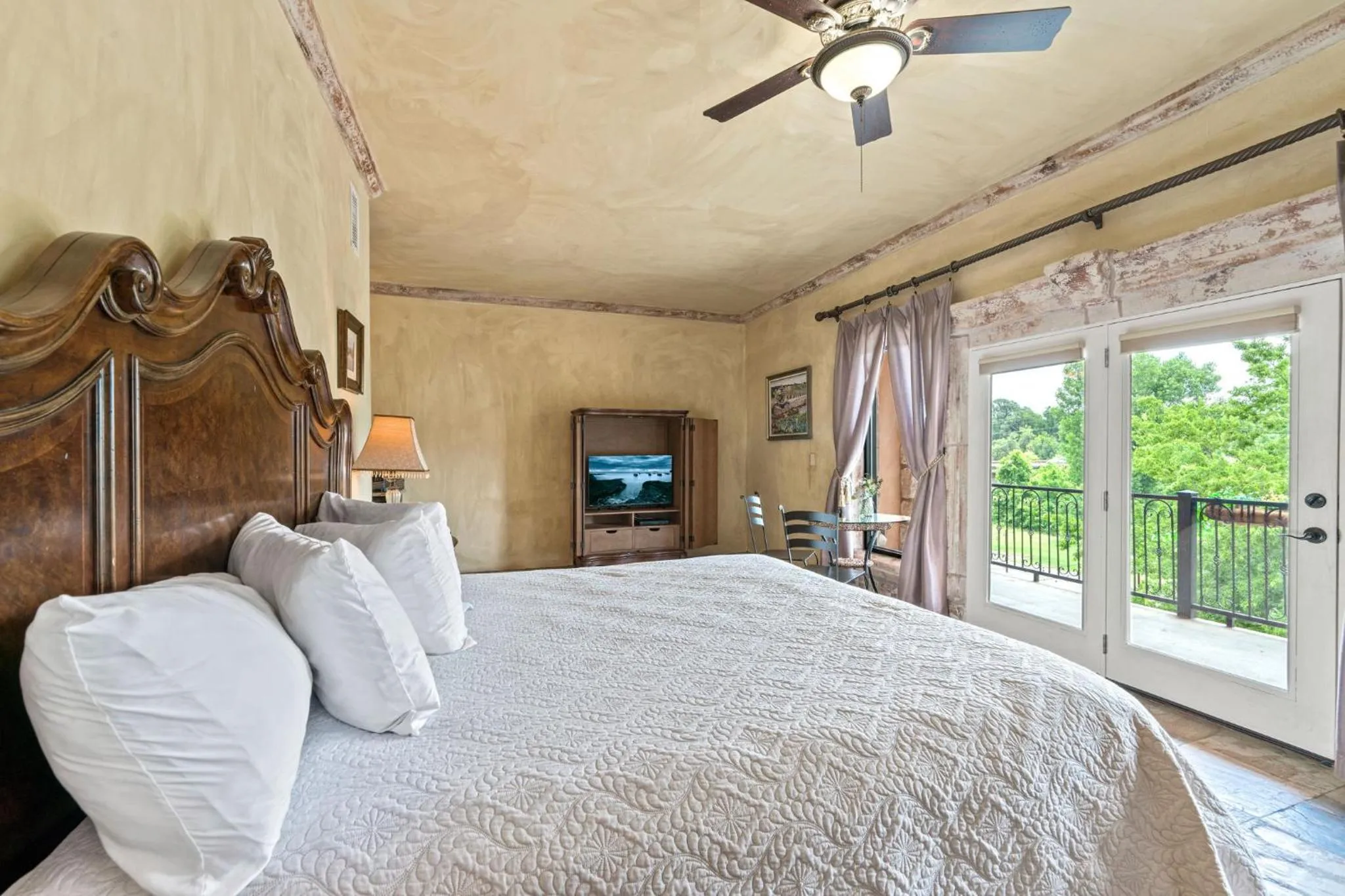 Bed in Blanco Riverside Cottages