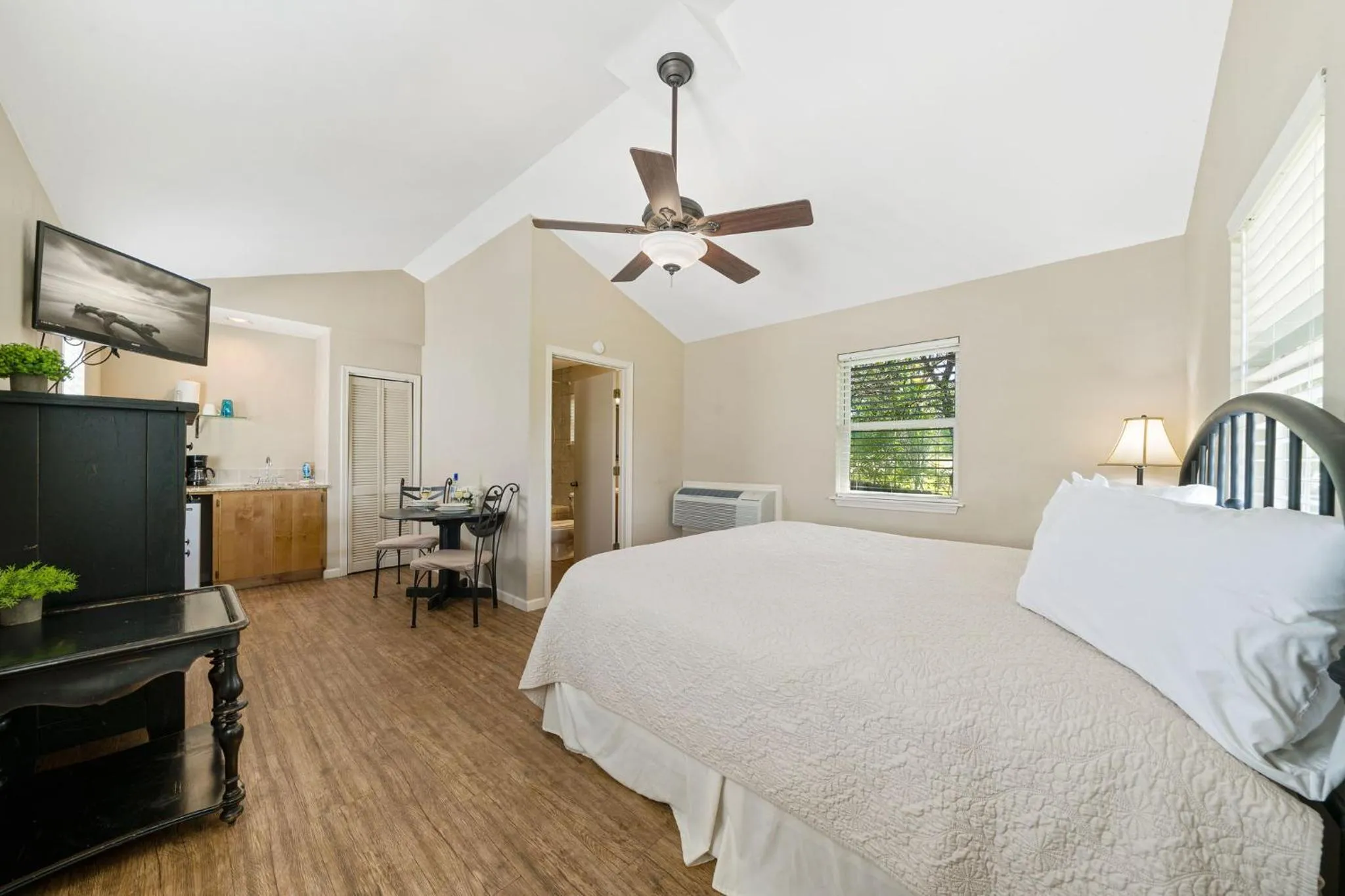 Bedroom, Bed in Blanco Riverside Cottages