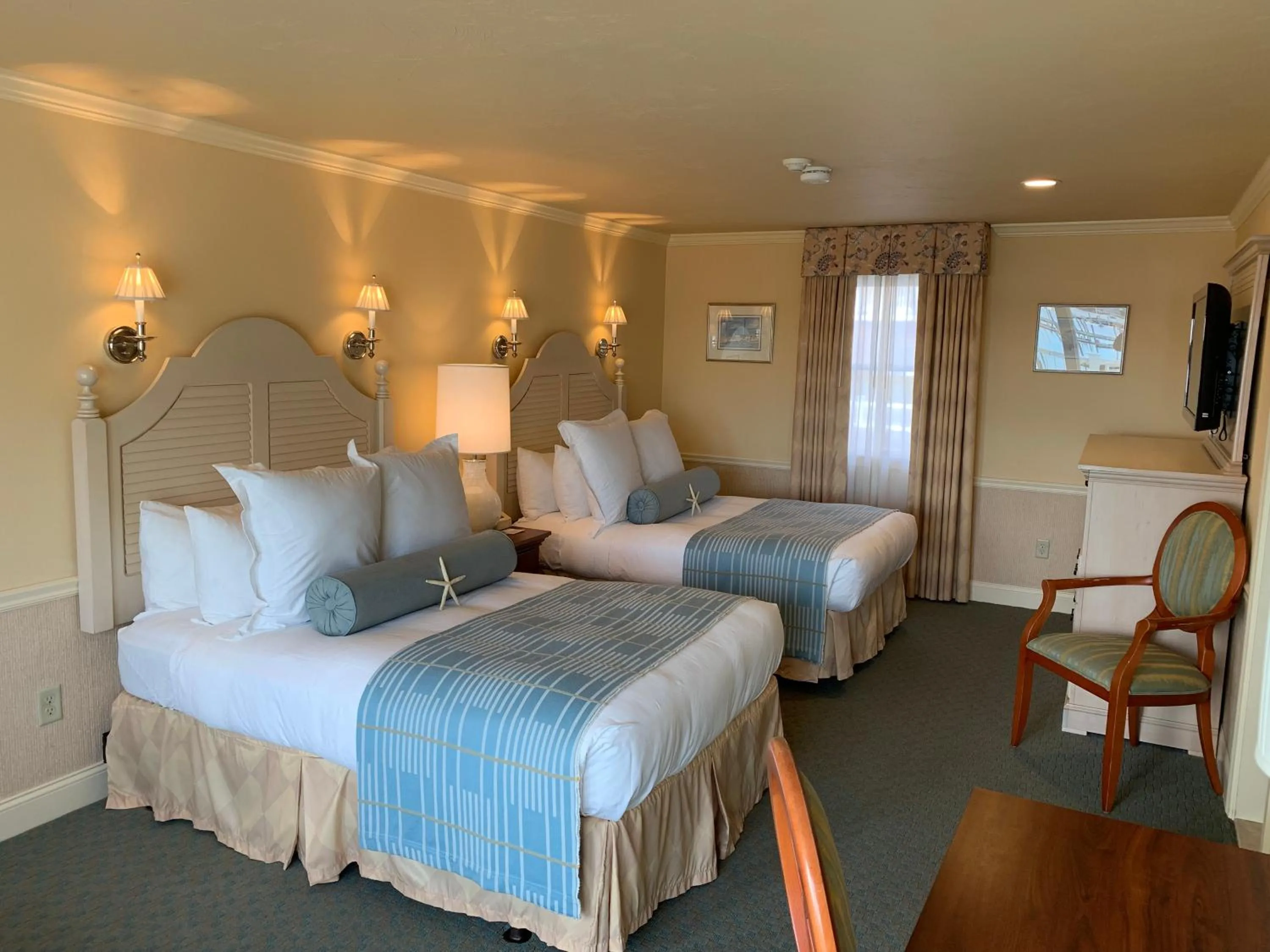Photo of the whole room, Bed in Anchor In Hotel - Hyannis, MA