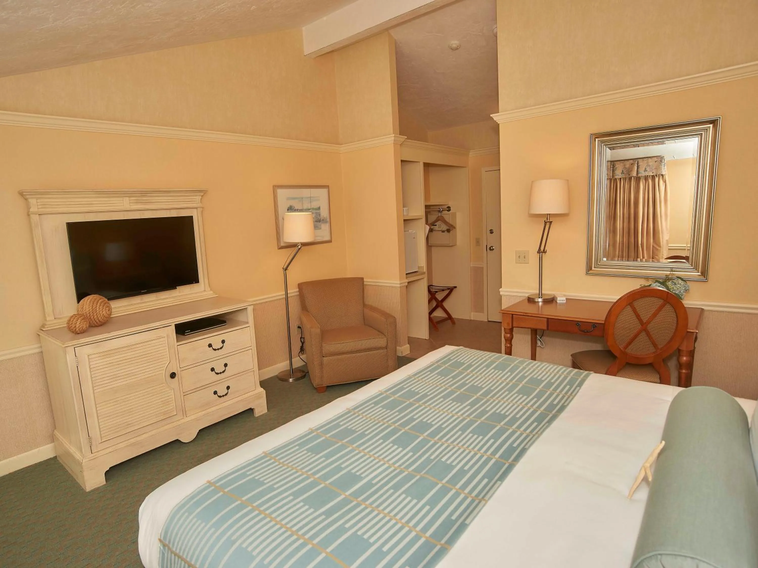 Photo of the whole room, Bed in Anchor In Hotel - Hyannis, MA