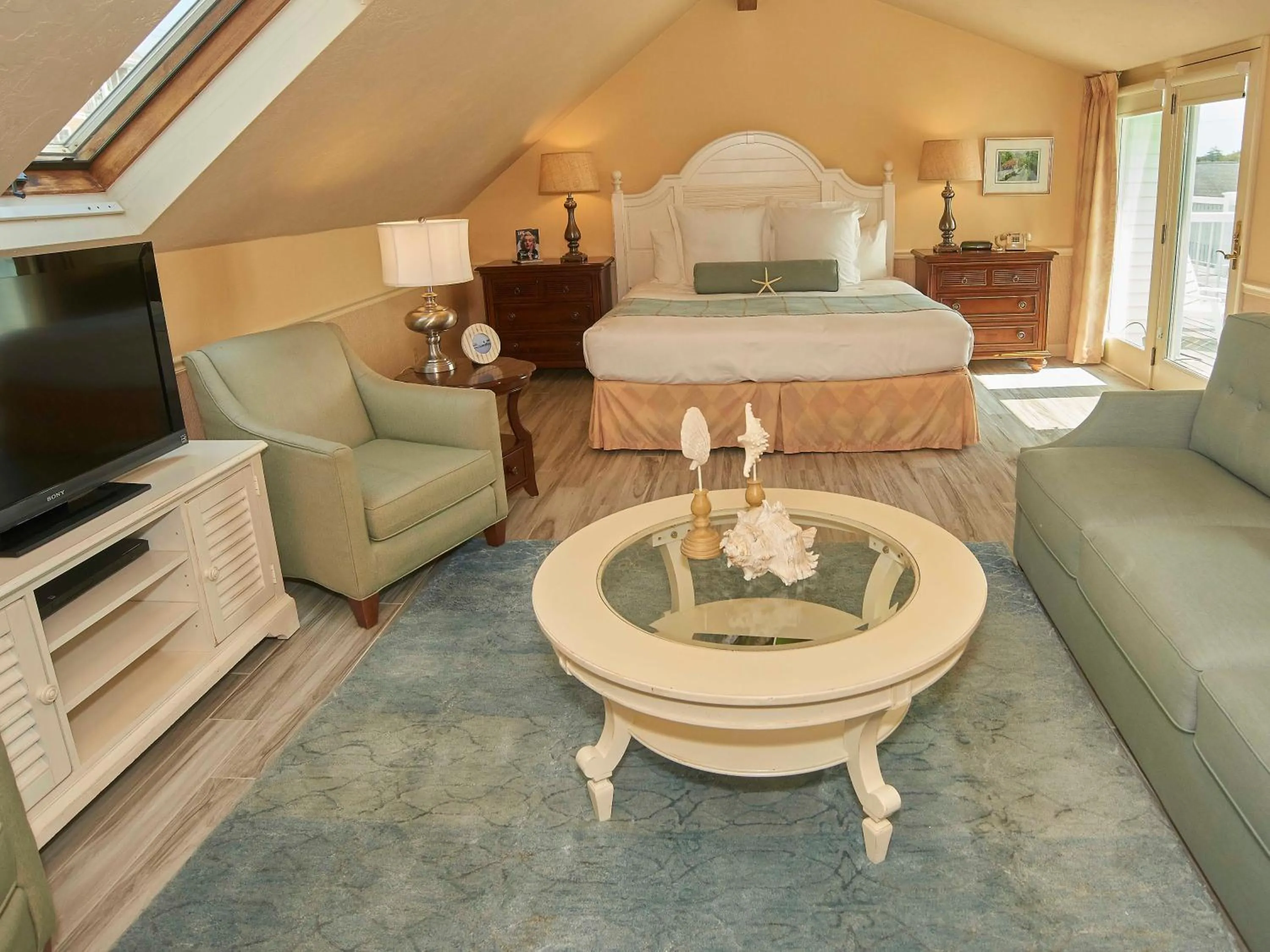 Photo of the whole room in Anchor In Hotel - Hyannis, MA