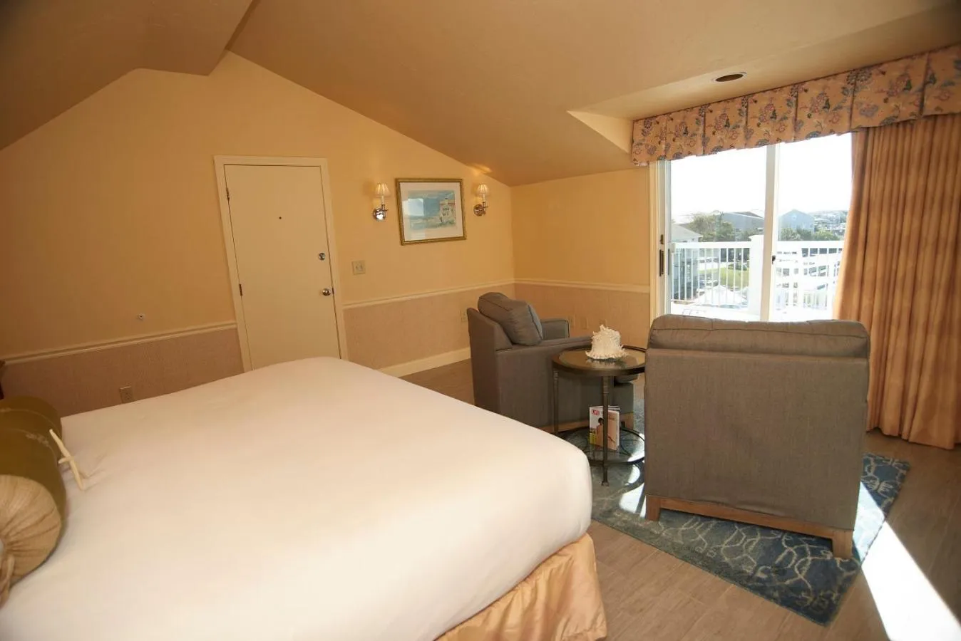 Photo of the whole room, Bed in Anchor In Hotel - Hyannis, MA