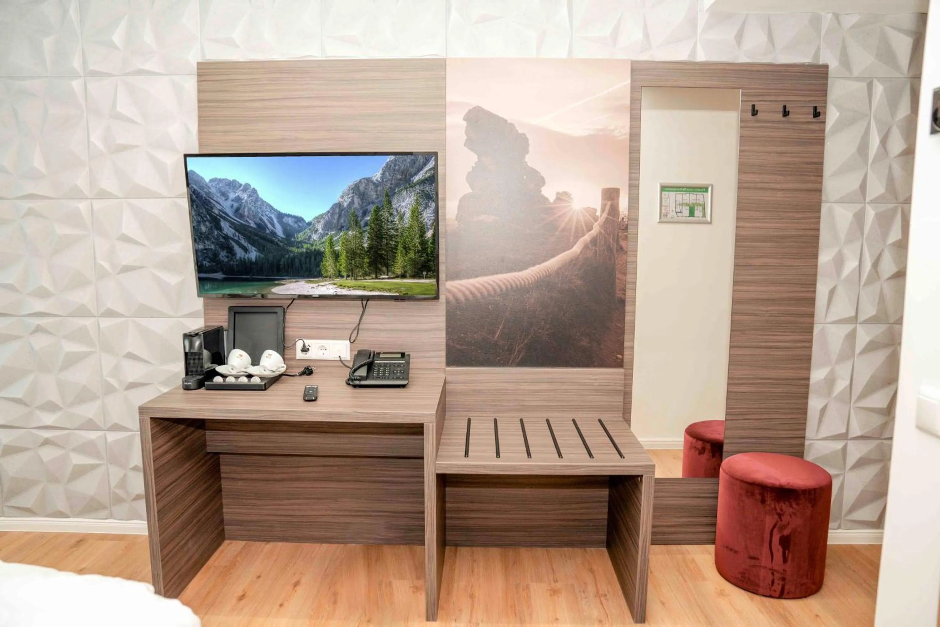 TV and multimedia in Central Hotel & Lounge Adult Only