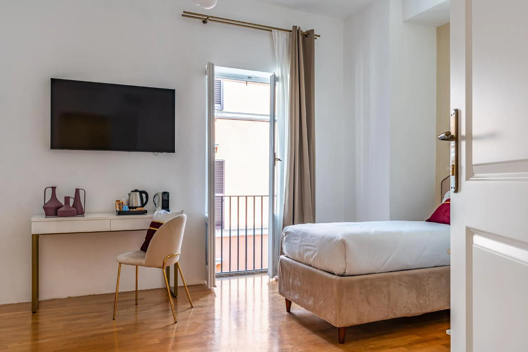 Bed in Decimo Meridio- At Spanish Steps-