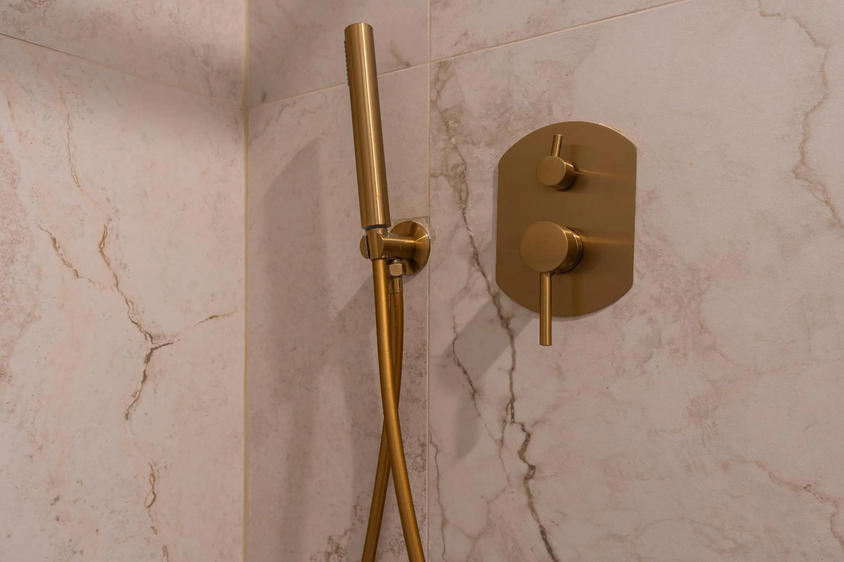 Shower in Decimo Meridio- At Spanish Steps-