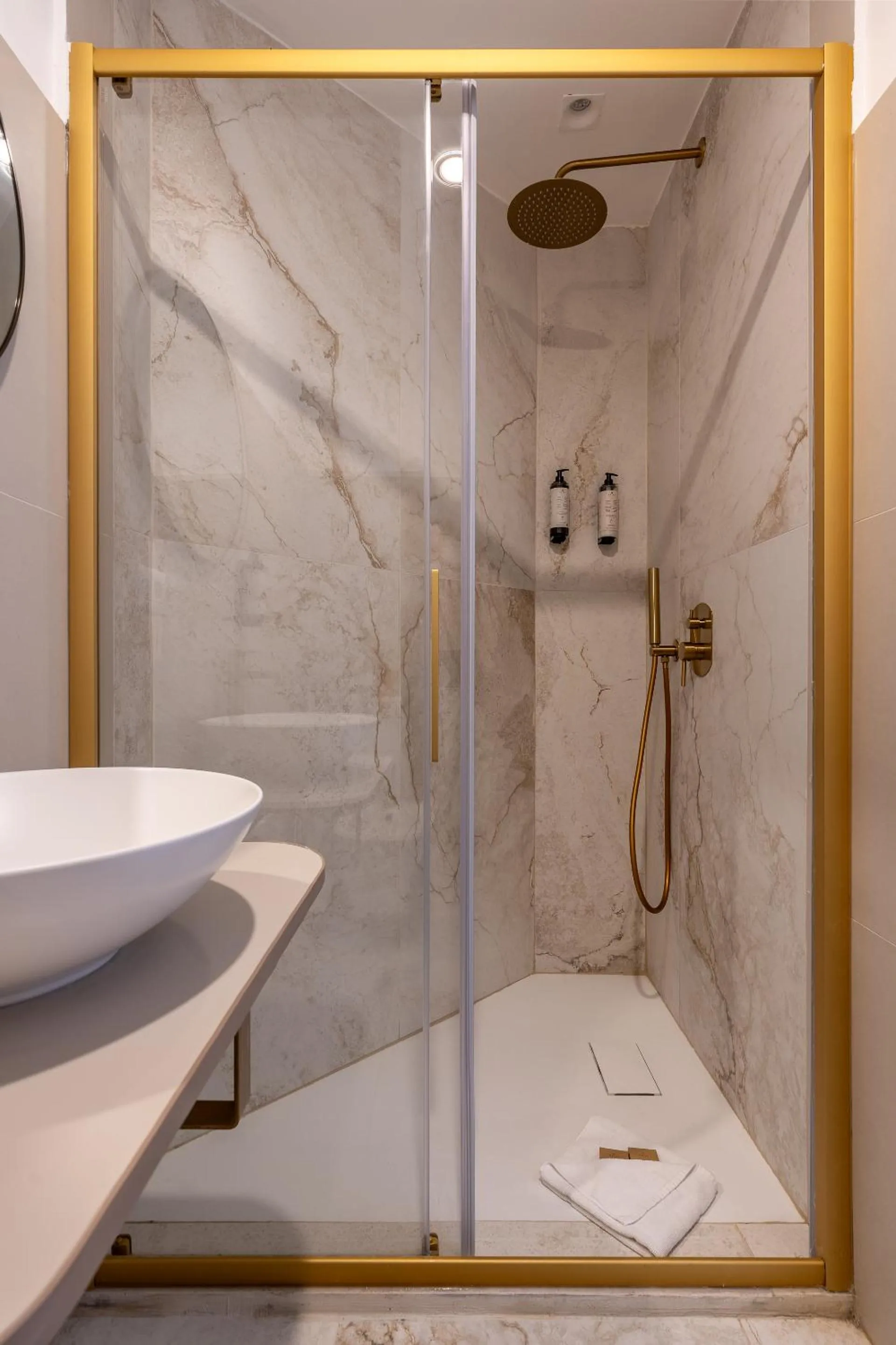 Shower in Decimo Meridio- At Spanish Steps-