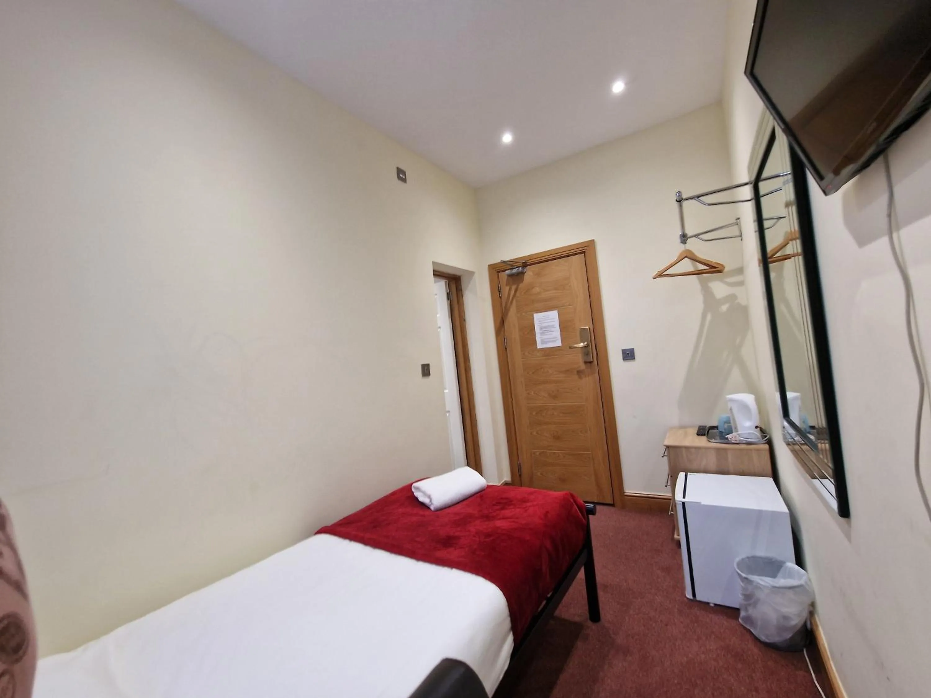 Photo of the whole room, Bed in Hotel 65