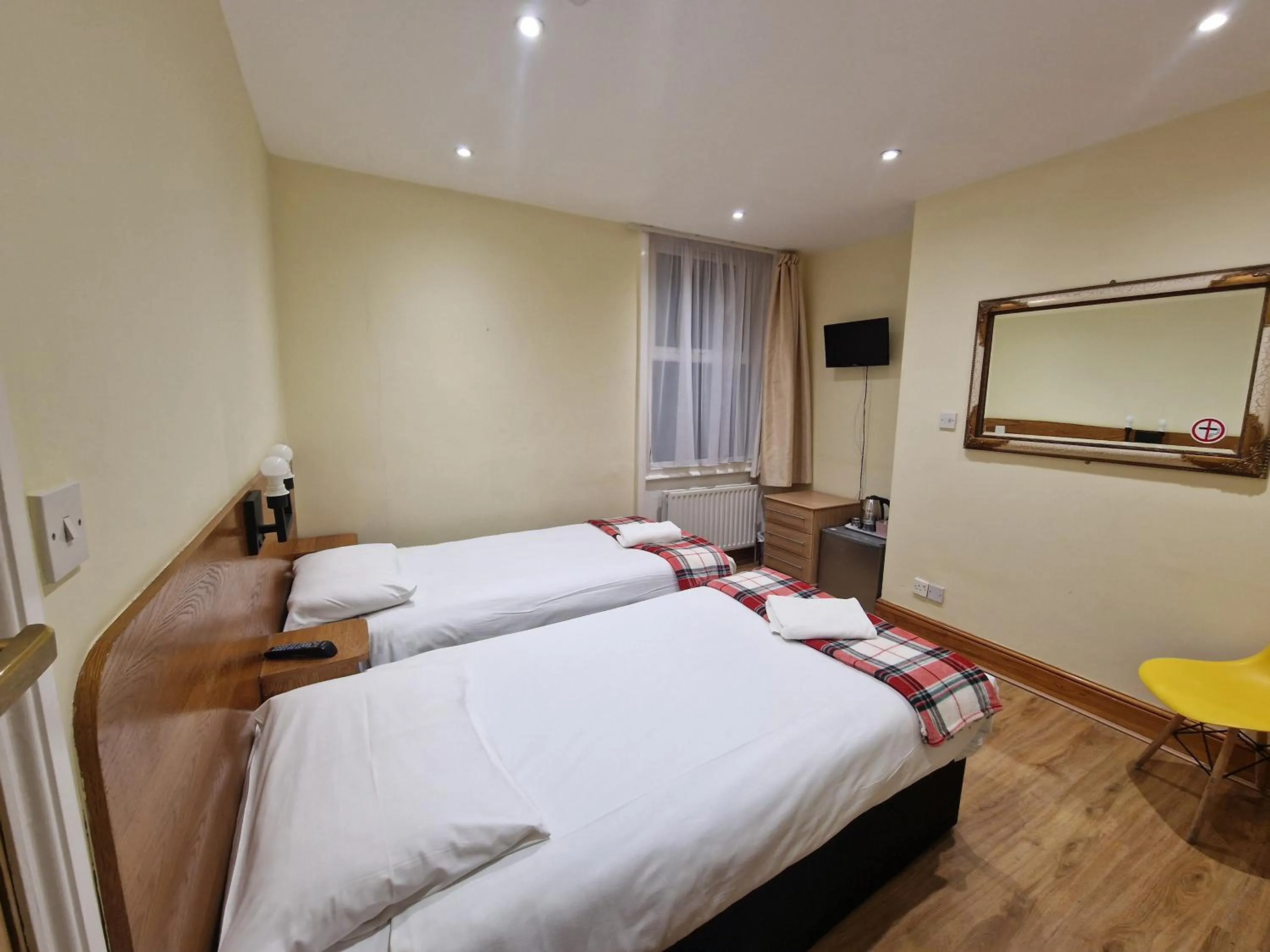 Photo of the whole room, Bed in Hotel 65