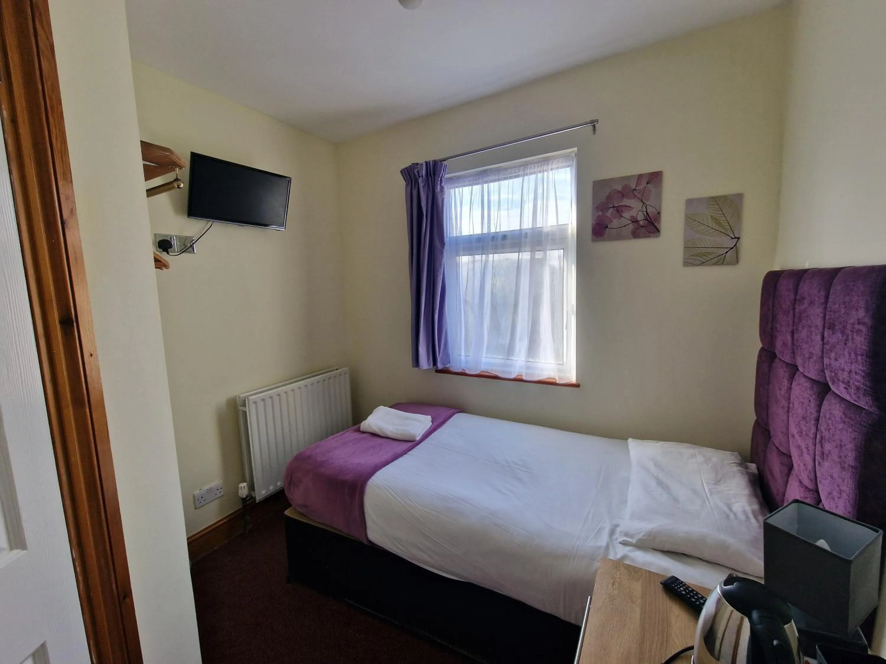 Photo of the whole room, Bed in Hotel 65